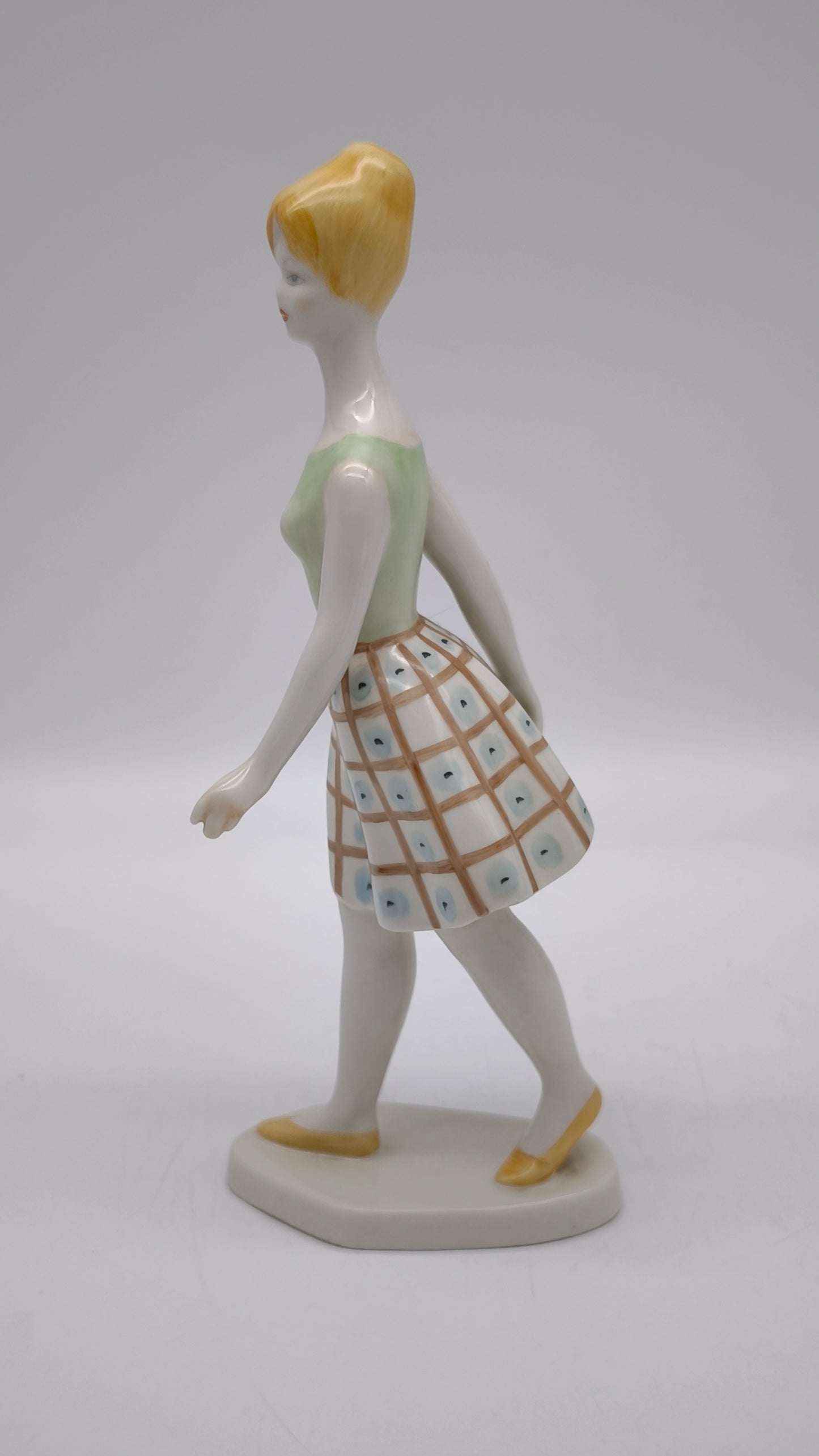 82872 Statuina fanciulla in ceramica Kezzell Festett