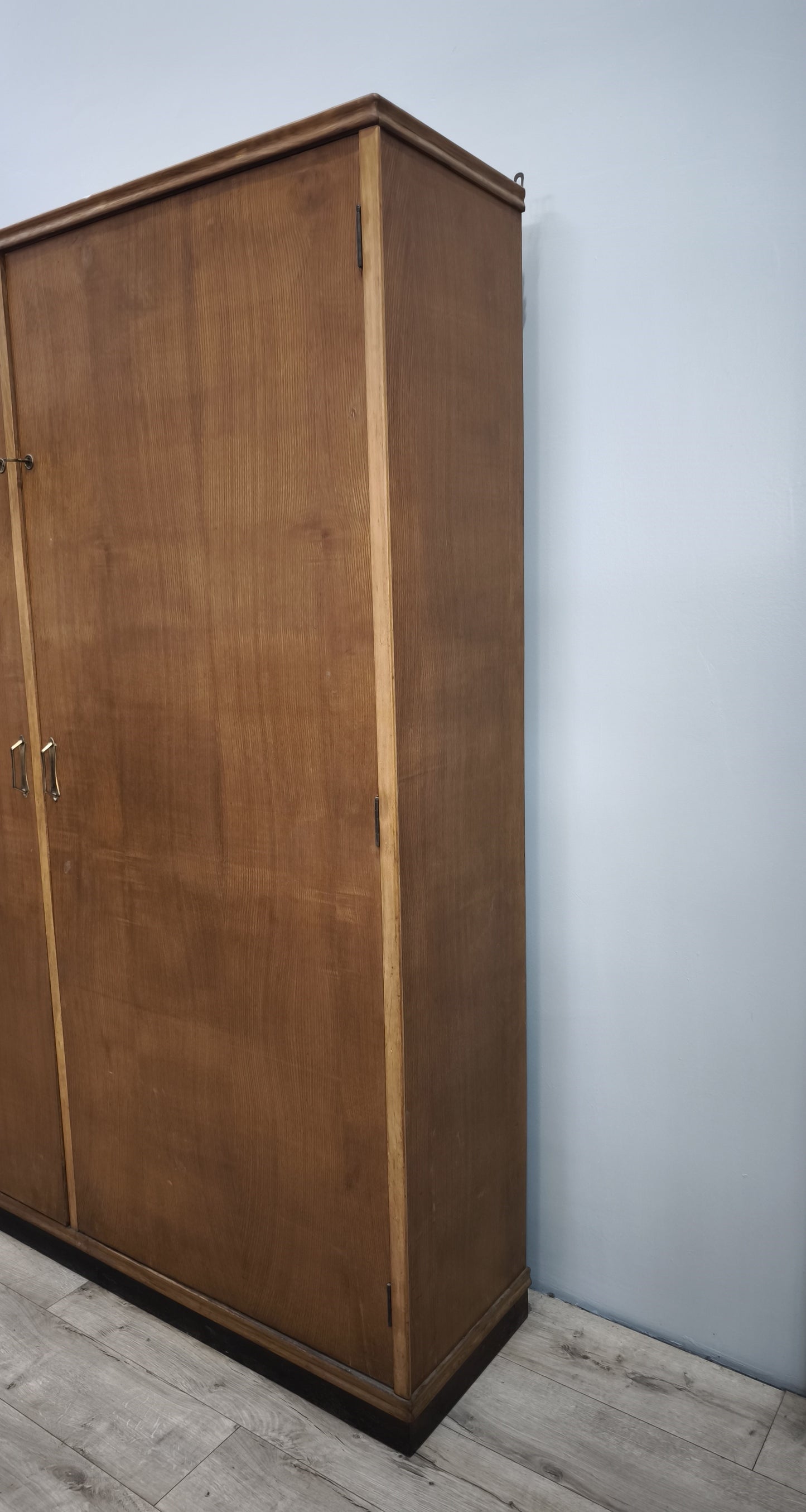 83267 Armadio due ante art déco in legno