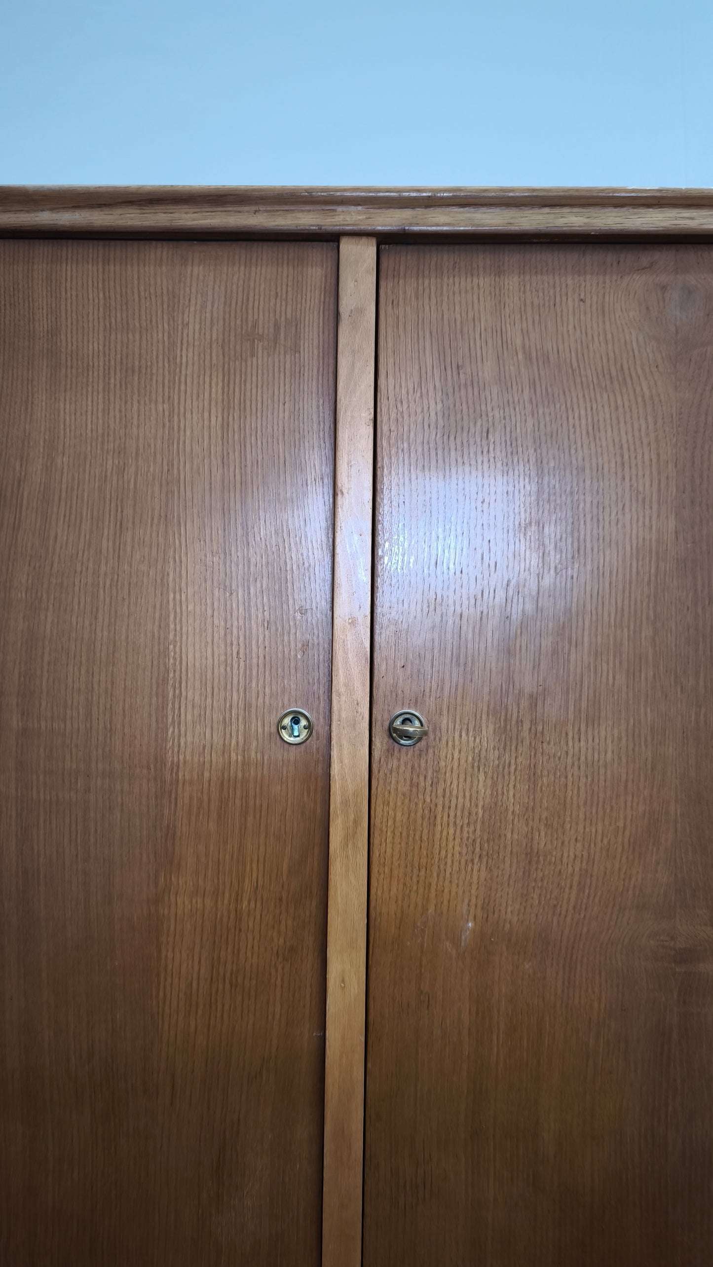 83267 Armadio due ante art déco in legno