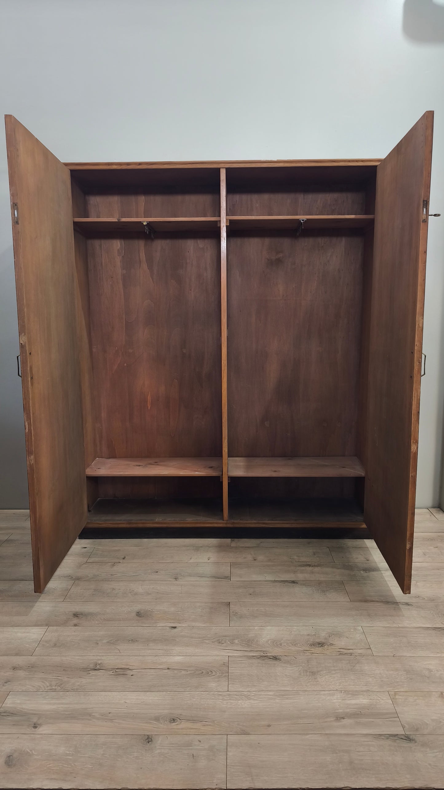 83267 Armadio due ante art déco in legno