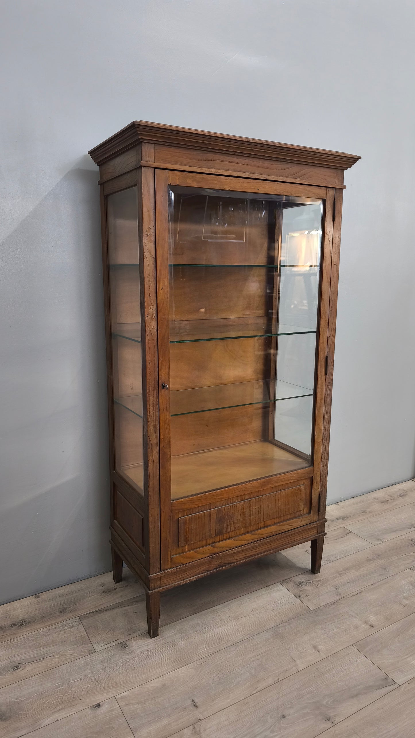83264 Vetrina in legno un'anta con ripiani in vetro