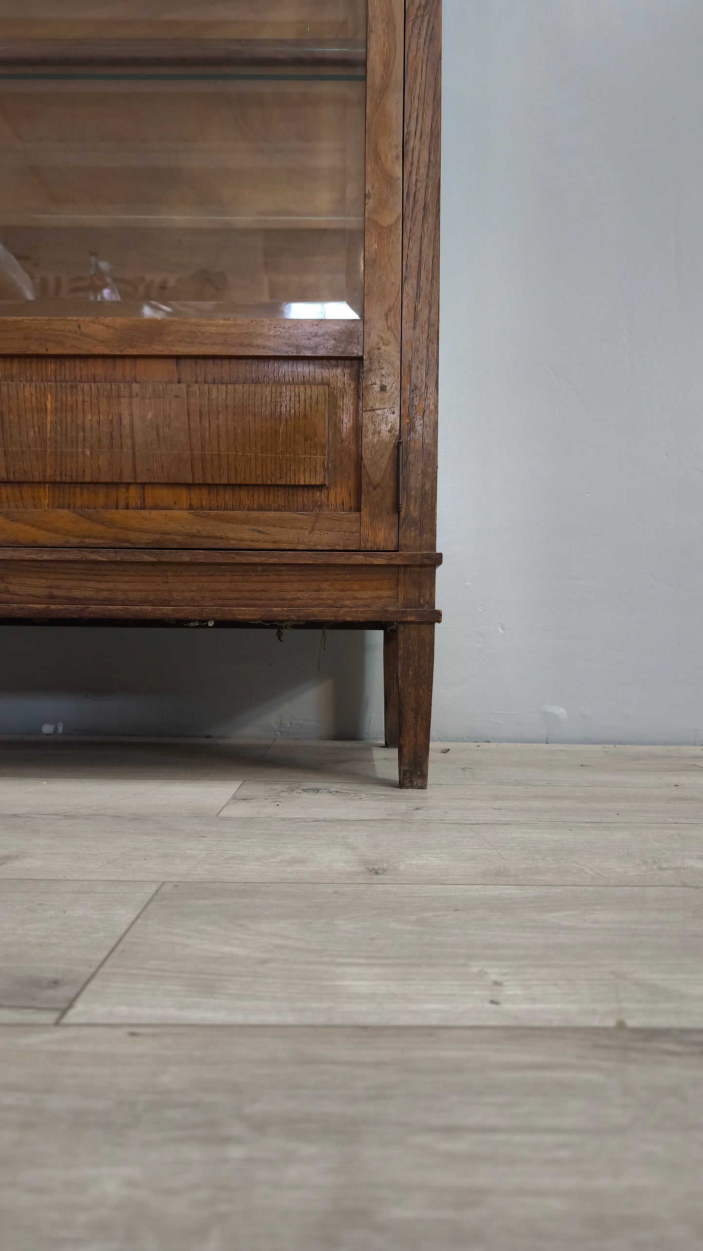 83264 Vetrina in legno un'anta con ripiani in vetro