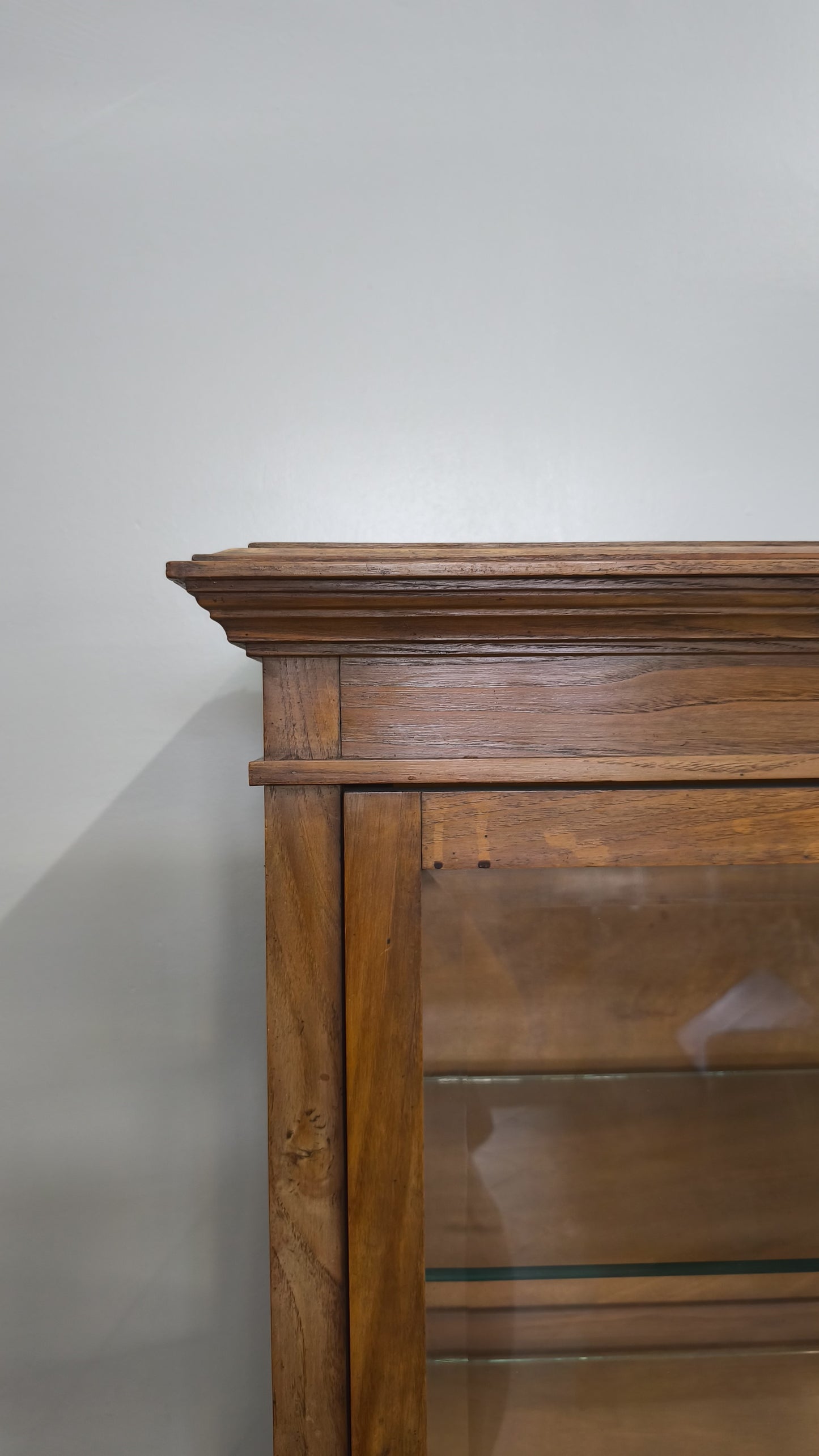 83264 Vetrina in legno un'anta con ripiani in vetro