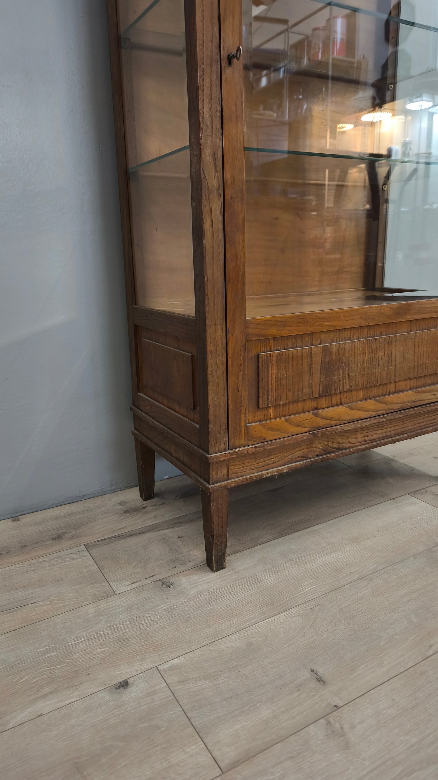 83264 Vetrina in legno un'anta con ripiani in vetro