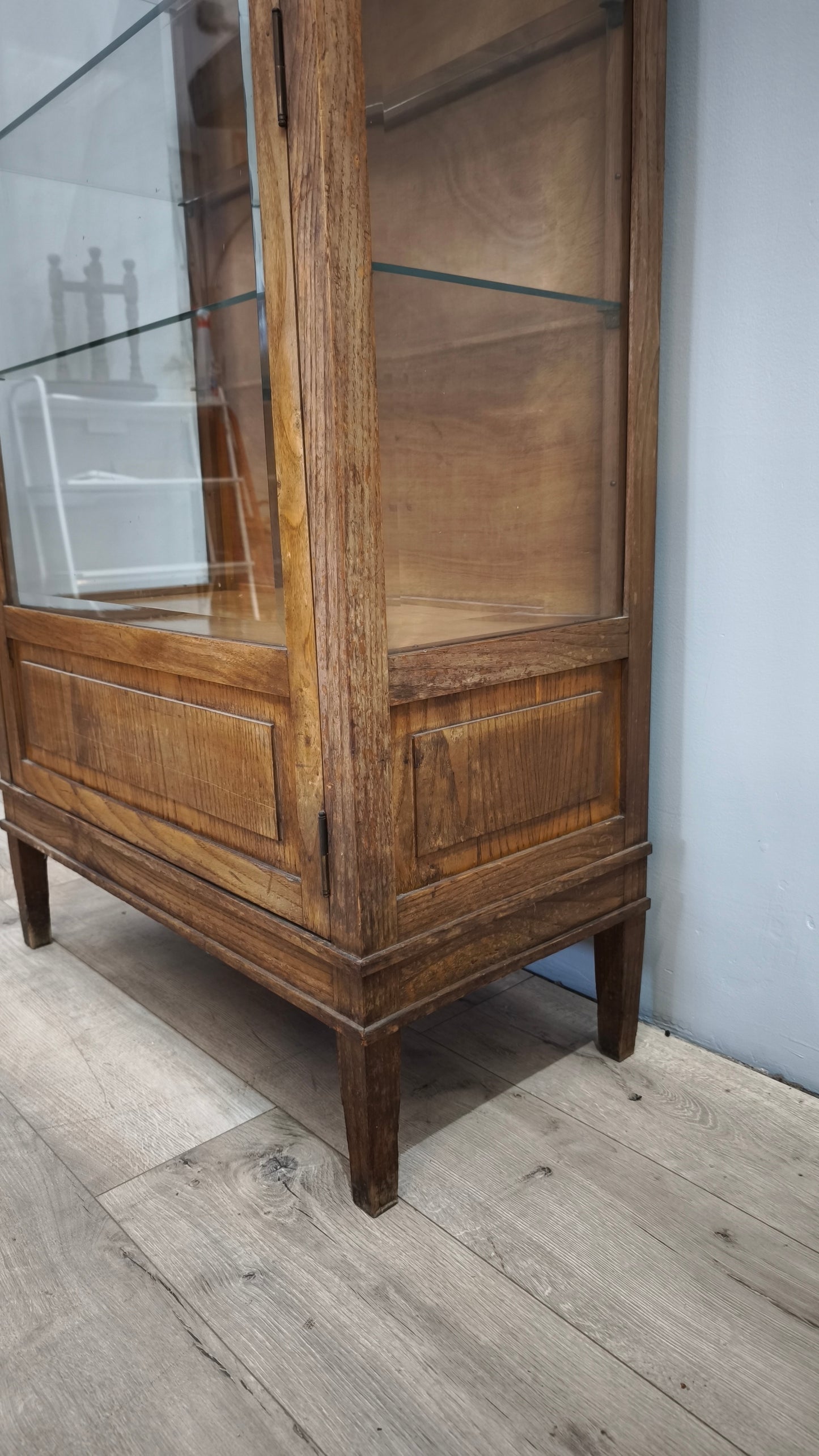 83264 Vetrina in legno un'anta con ripiani in vetro