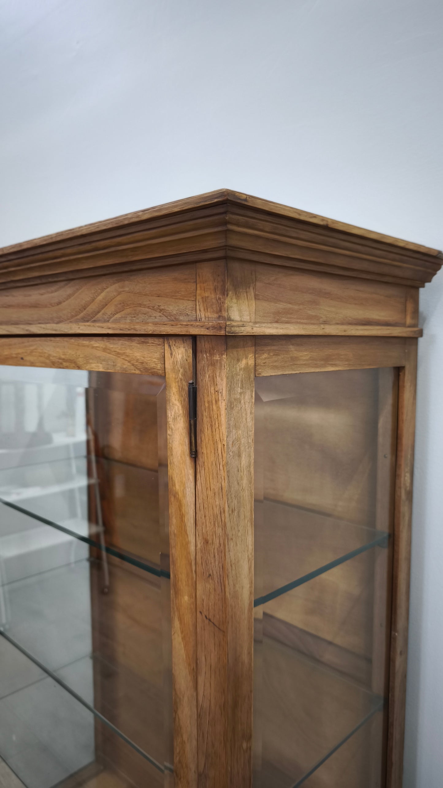 83264 Vetrina in legno un'anta con ripiani in vetro