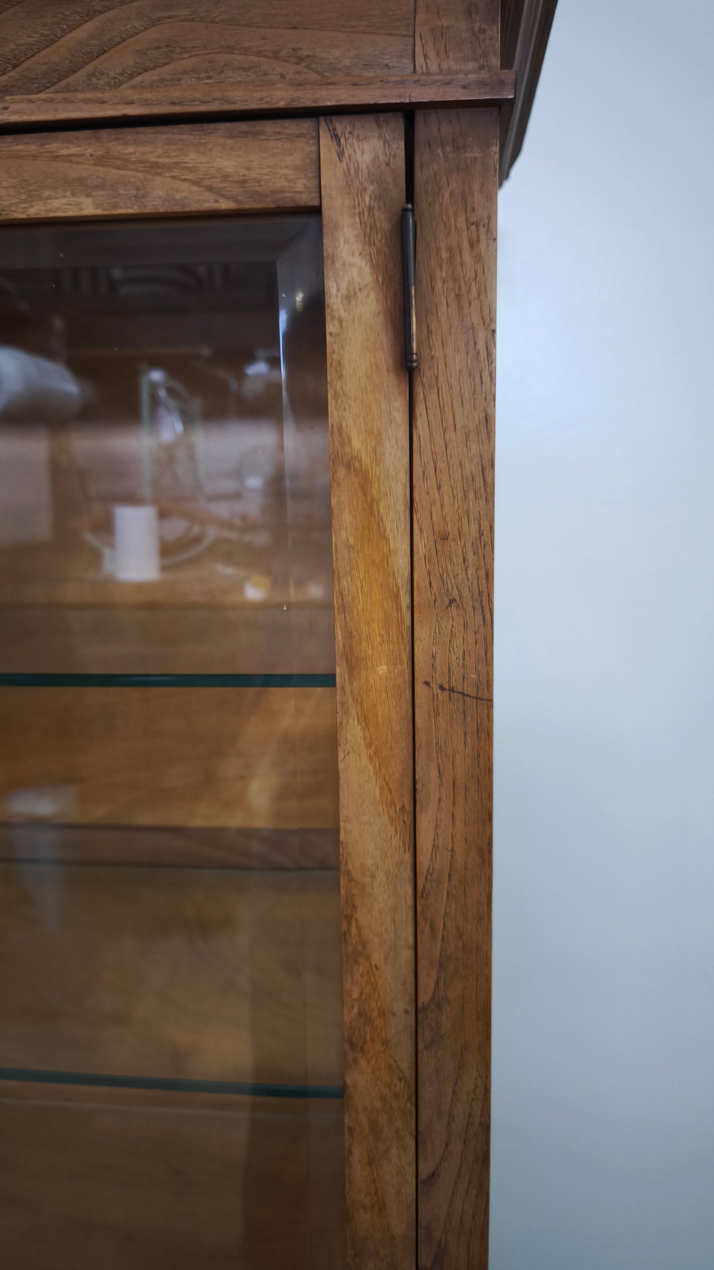 83264 Vetrina in legno un'anta con ripiani in vetro