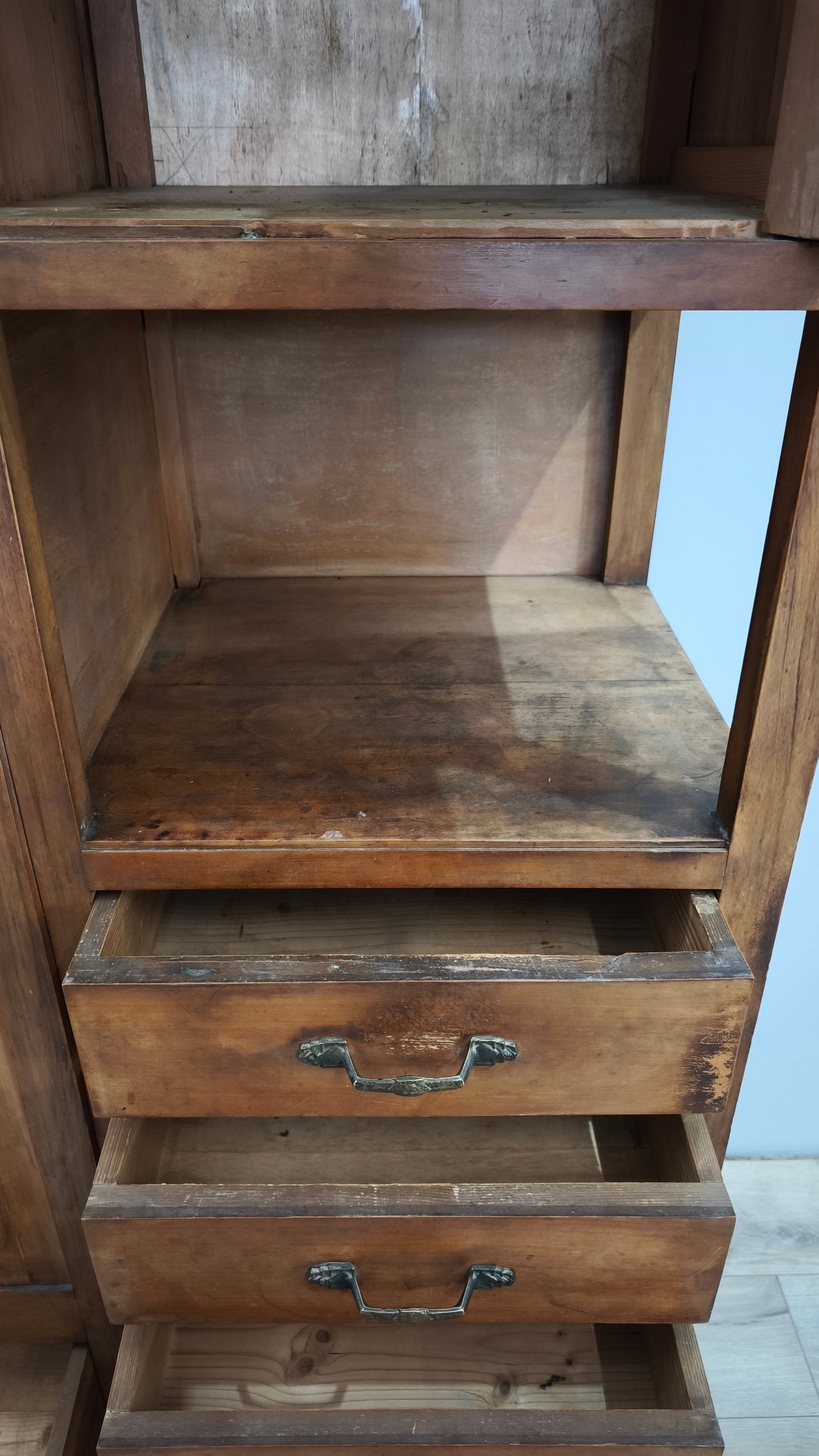 83271 Armadio in legno con anta a specchio