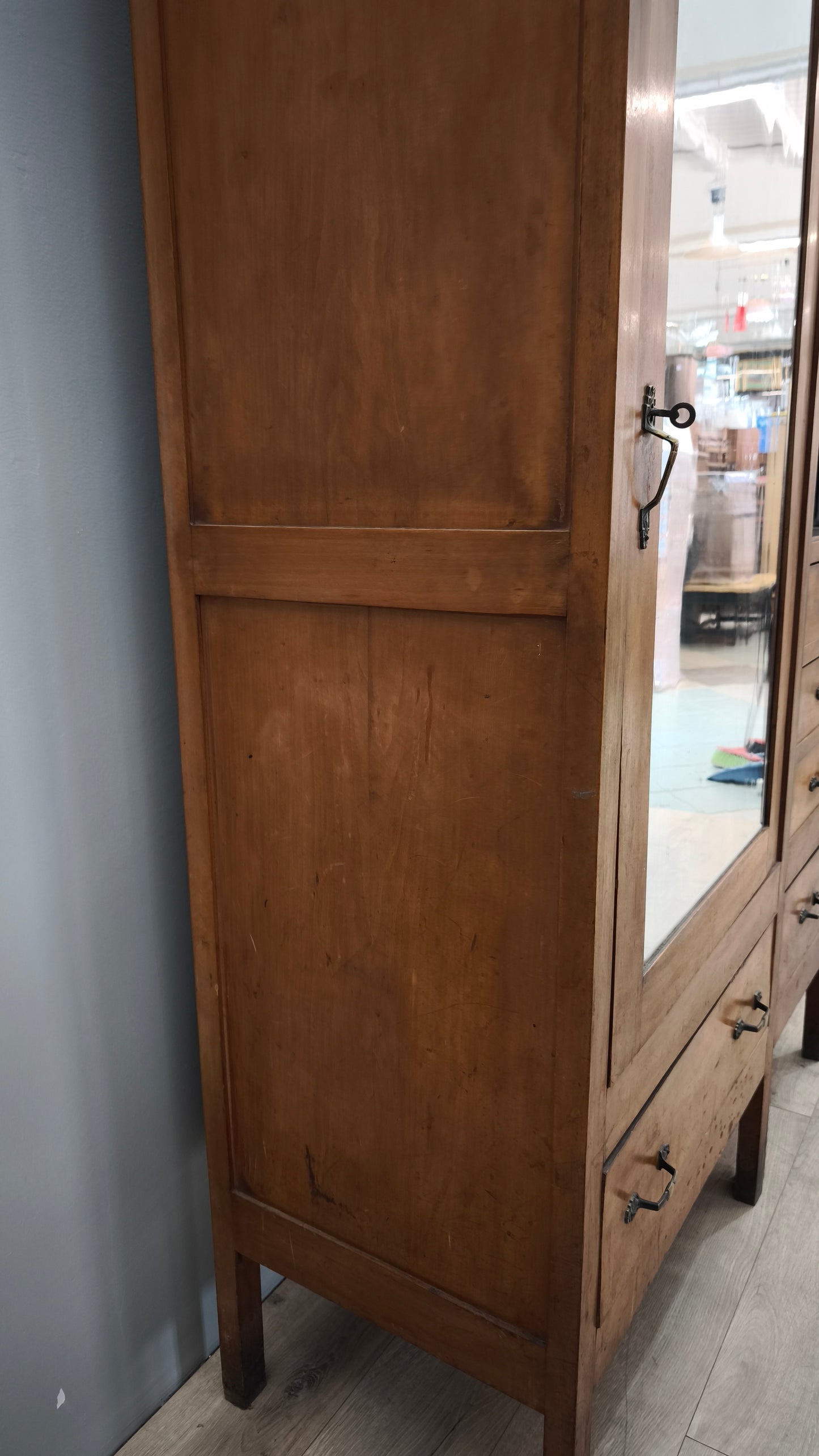 83271 Armadio in legno con anta a specchio