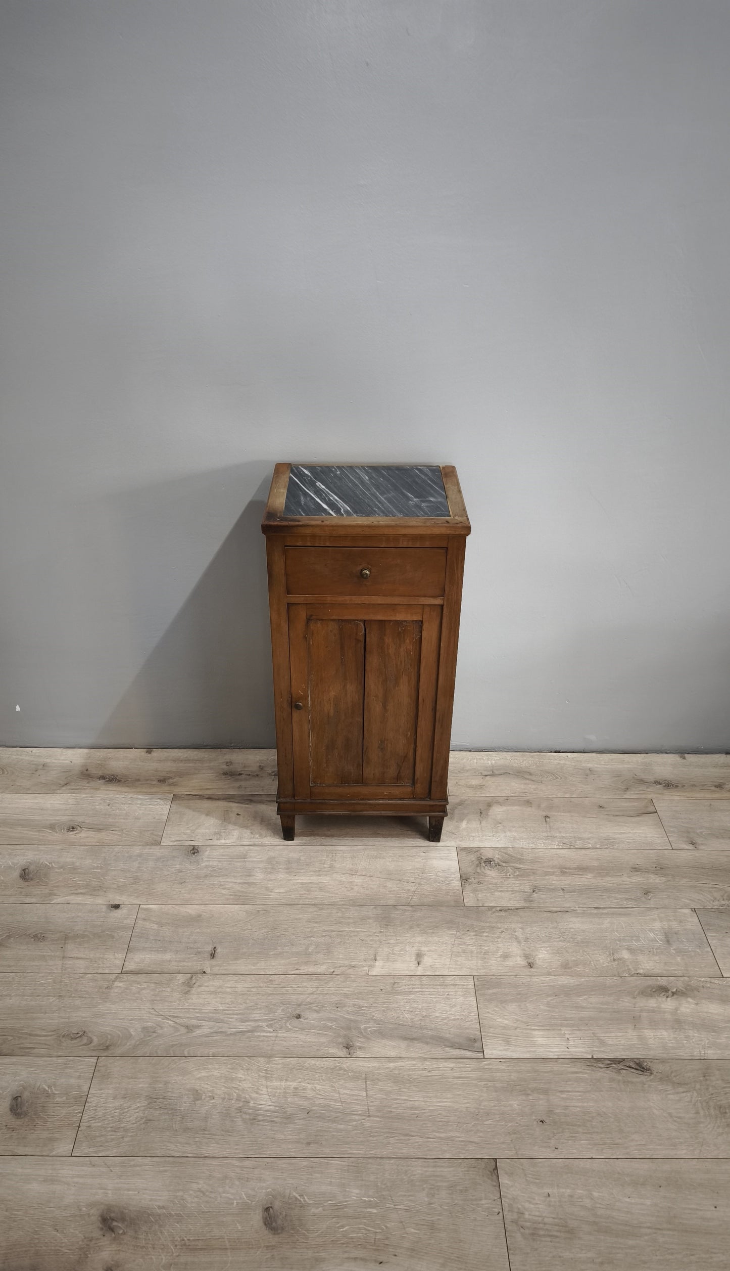 83265 Comodino in legno con piano in marmo grigio