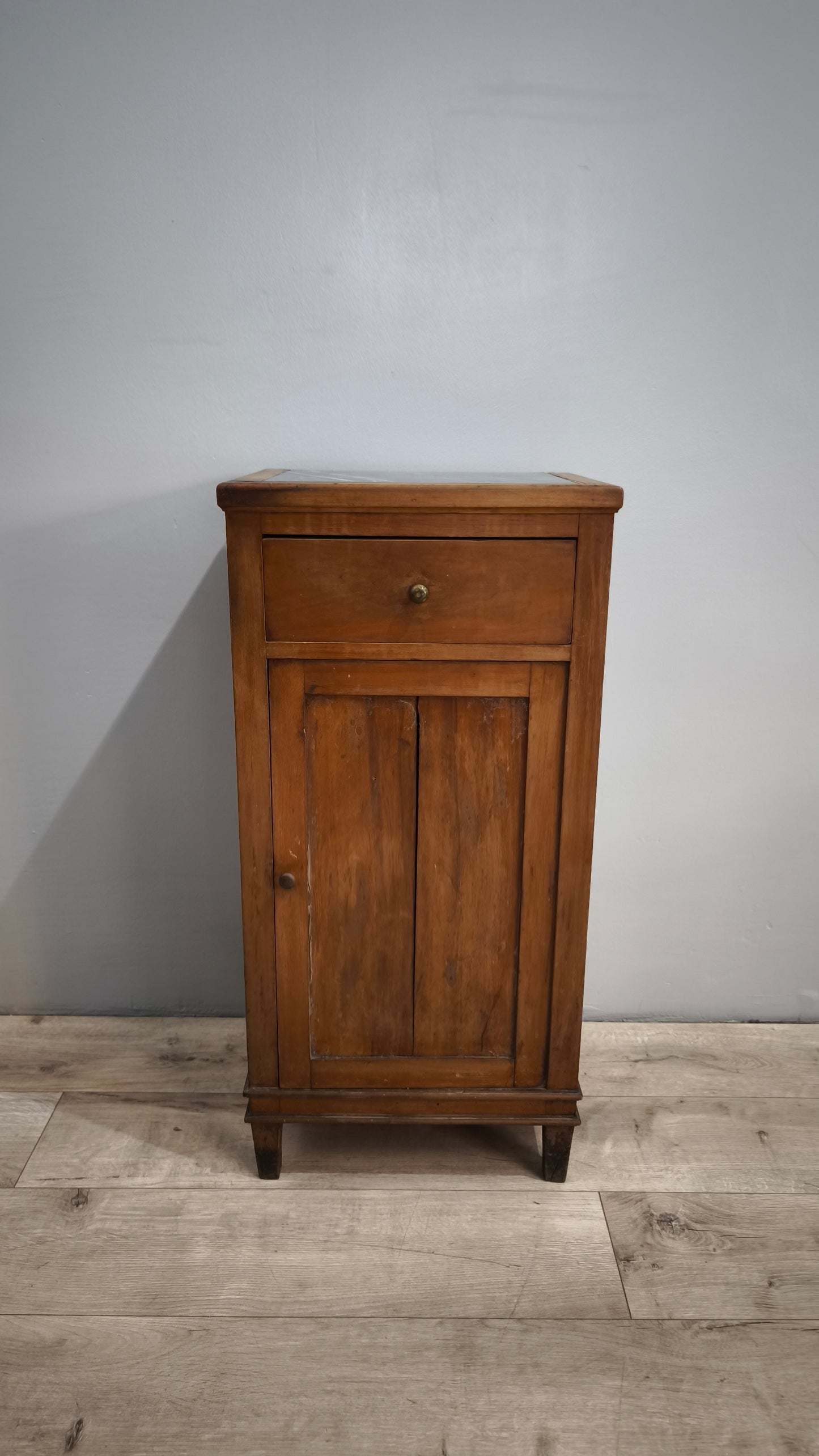 83265 Comodino in legno con piano in marmo grigio