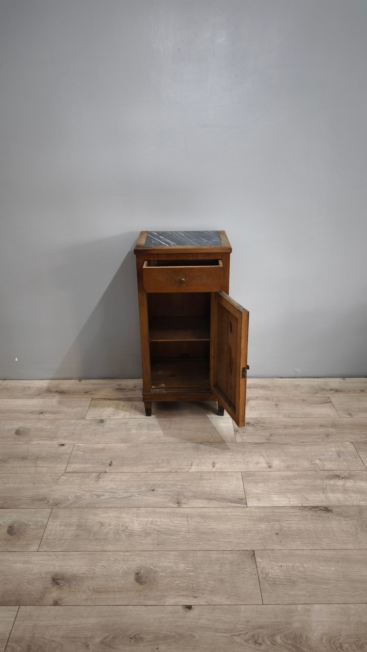 83265 Comodino in legno con piano in marmo grigio
