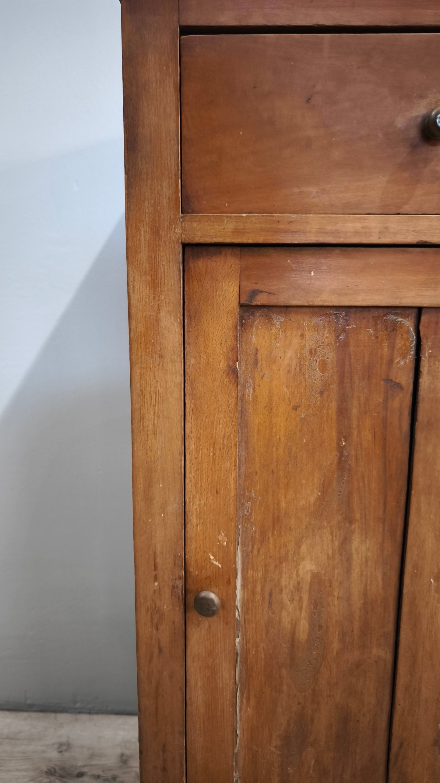 83265 Comodino in legno con piano in marmo grigio