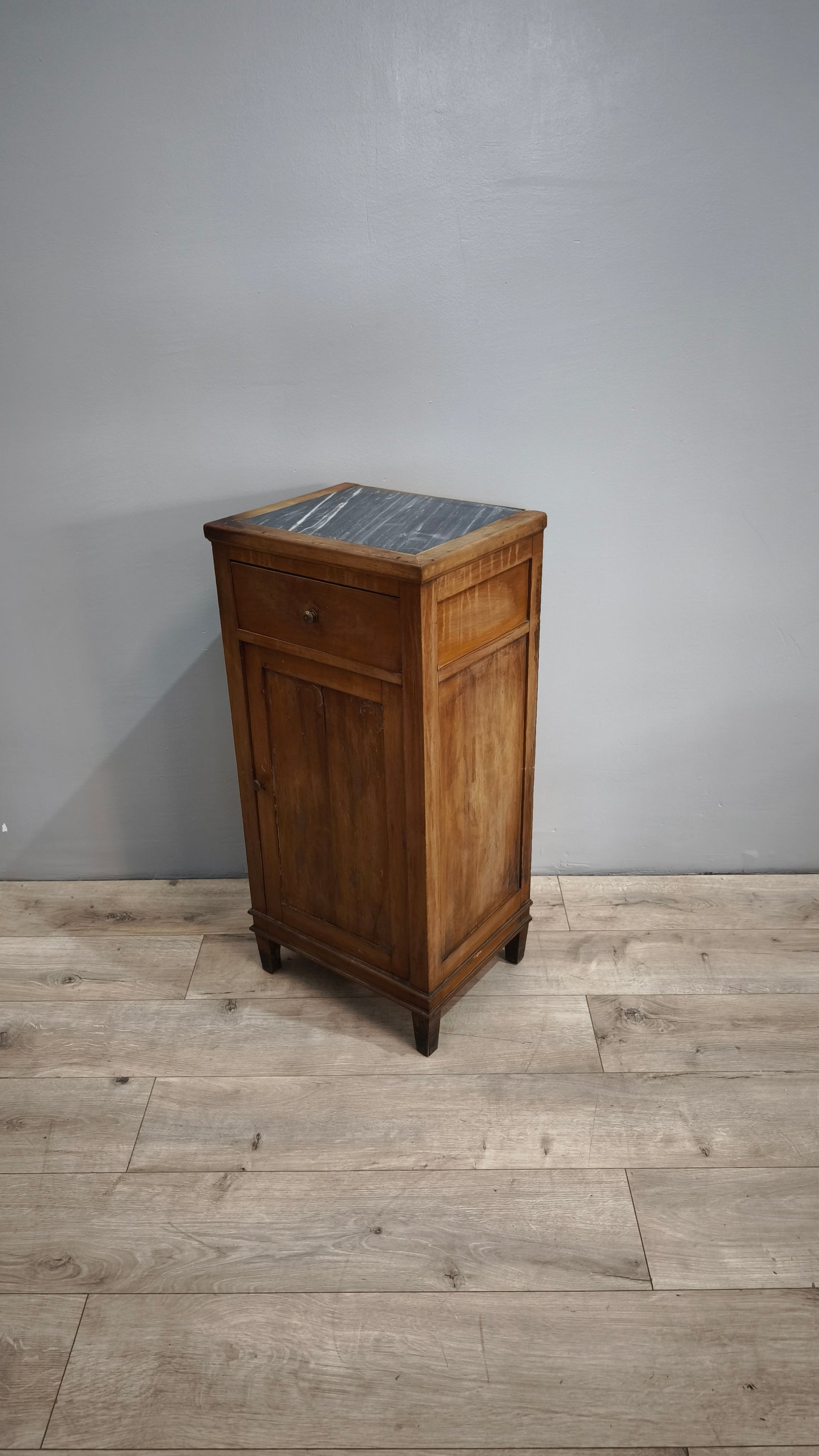 83265 Comodino in legno con piano in marmo grigio