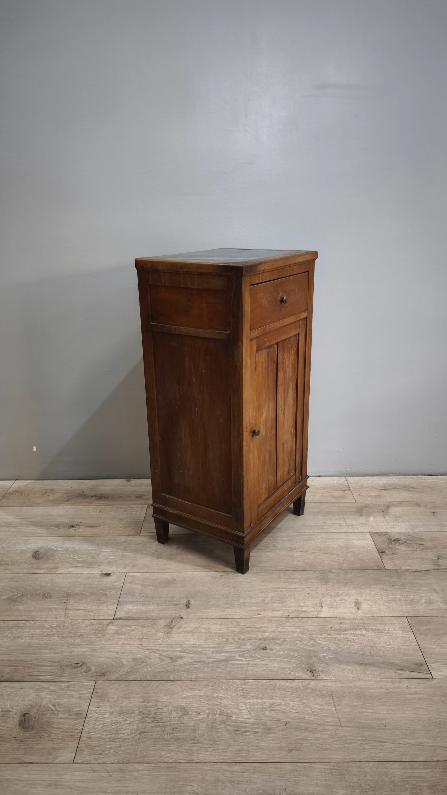 83265 Comodino in legno con piano in marmo grigio