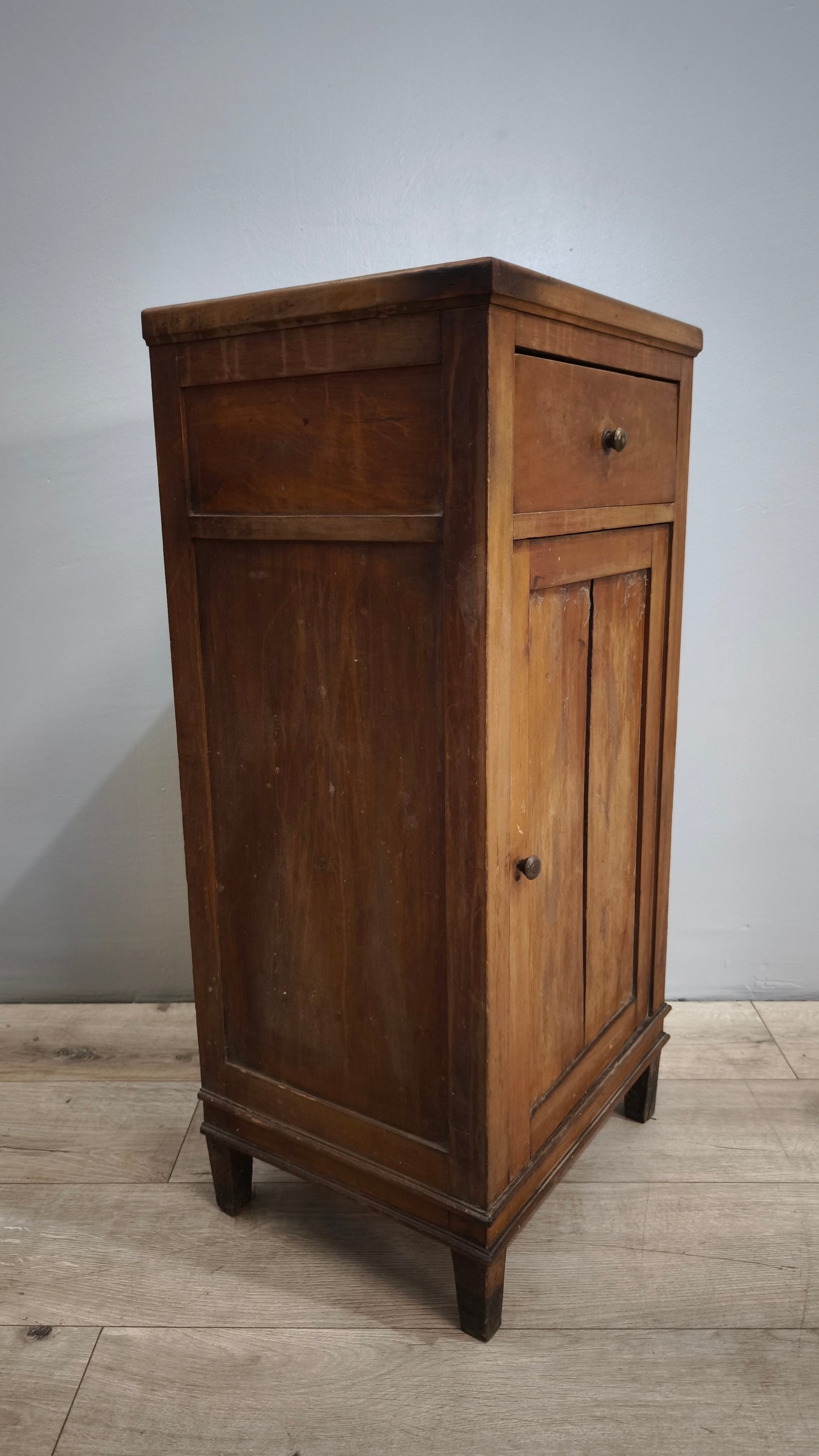 83265 Comodino in legno con piano in marmo grigio