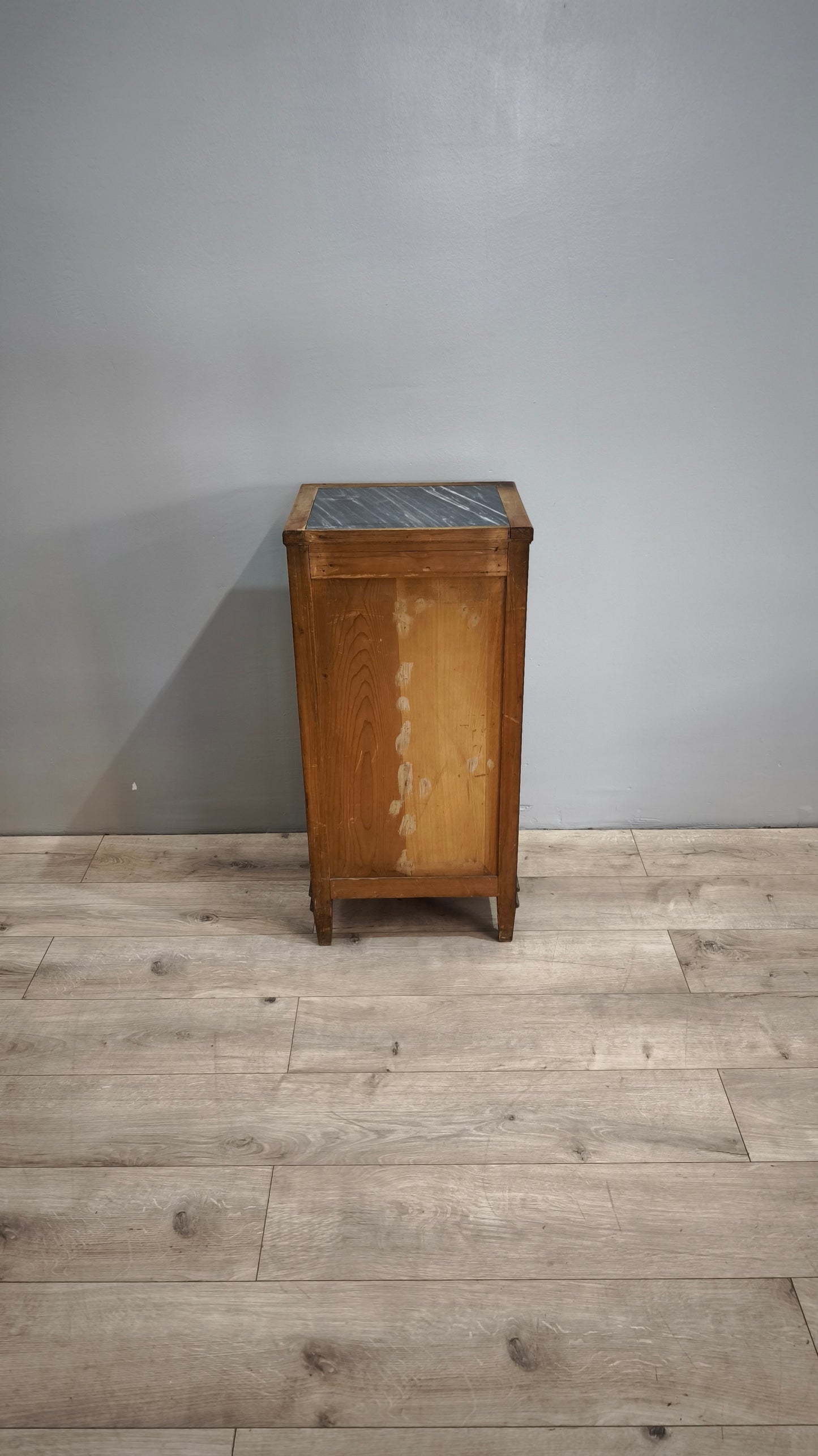 83265 Comodino in legno con piano in marmo grigio