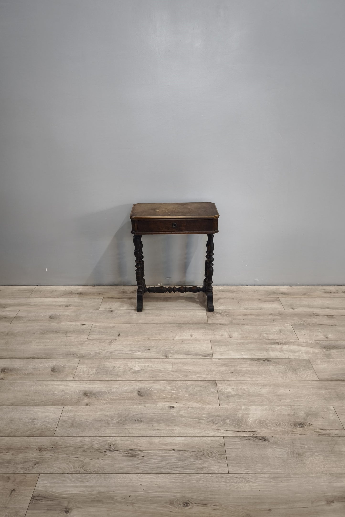 83275 Comodino in legno con cassetto