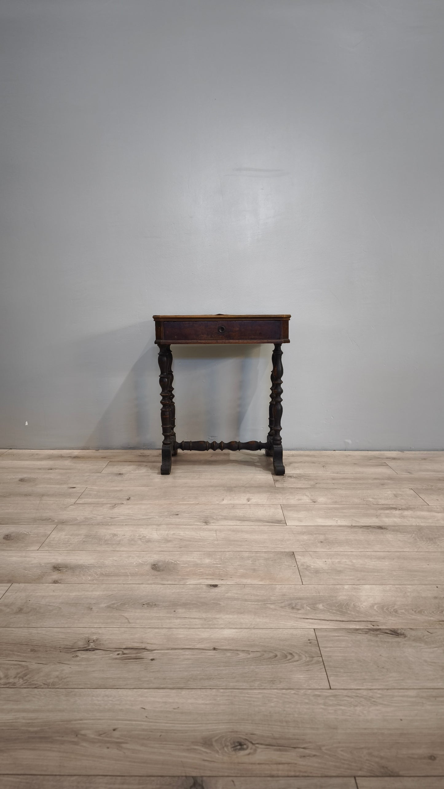 83275 Comodino in legno con cassetto