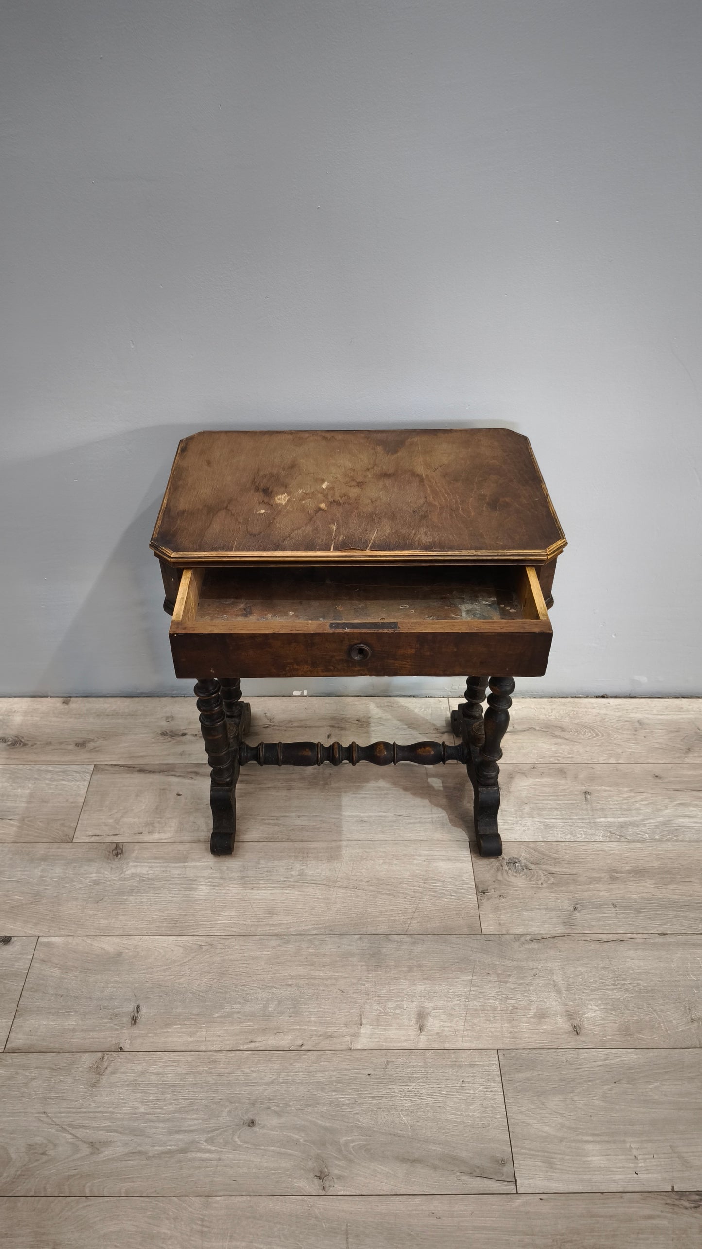 83275 Comodino in legno con cassetto