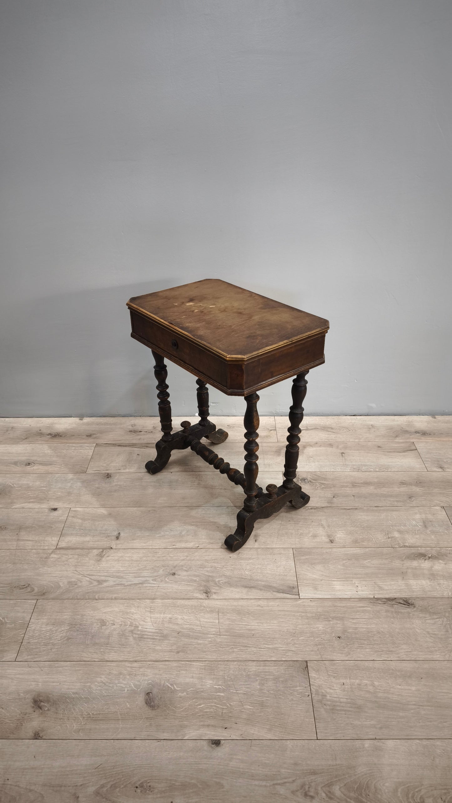 83275 Comodino in legno con cassetto