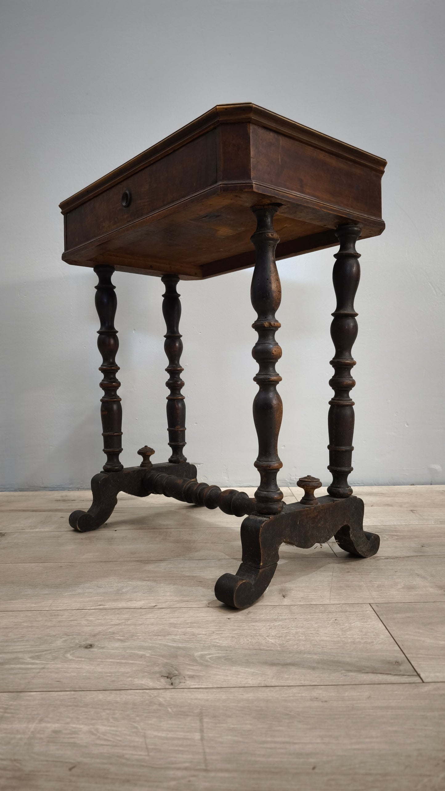 83275 Comodino in legno con cassetto