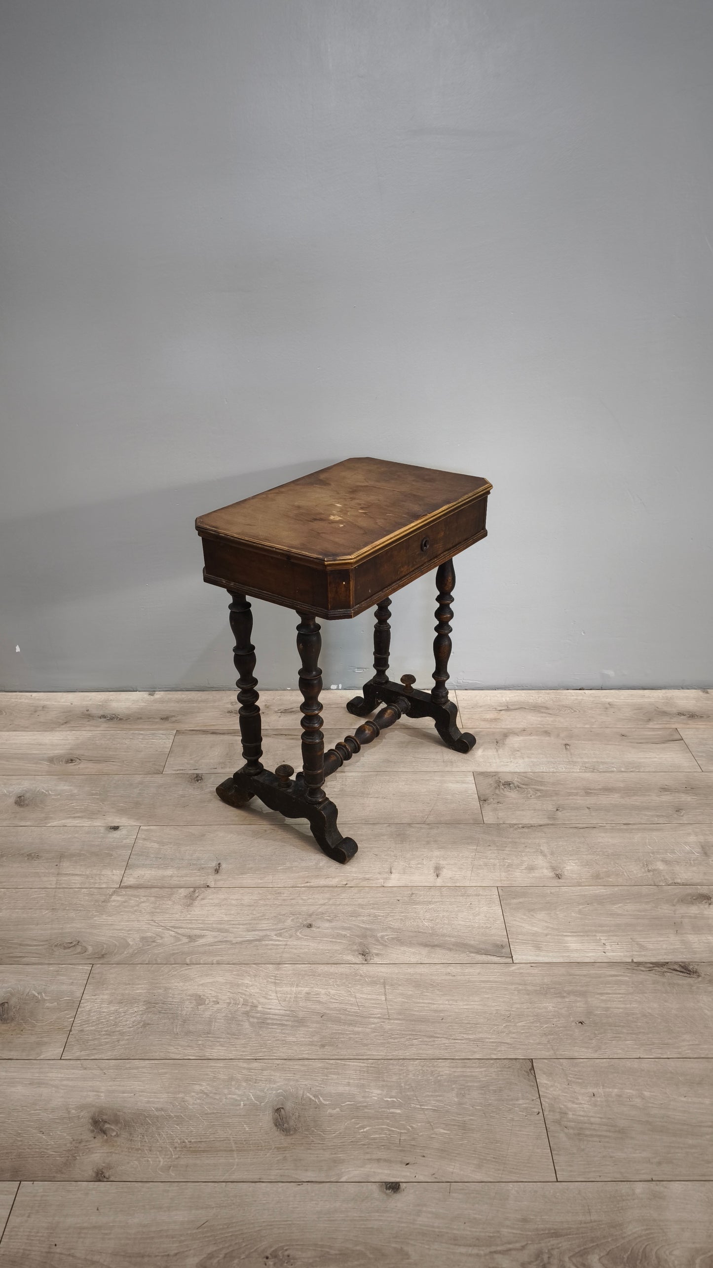 83275 Comodino in legno con cassetto