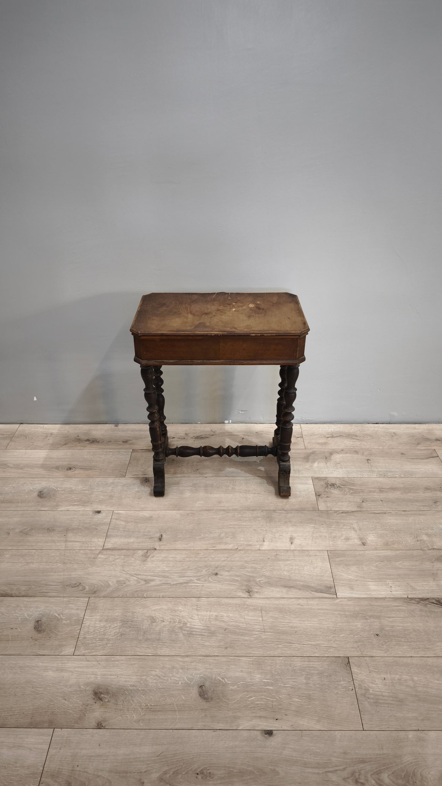 83275 Comodino in legno con cassetto