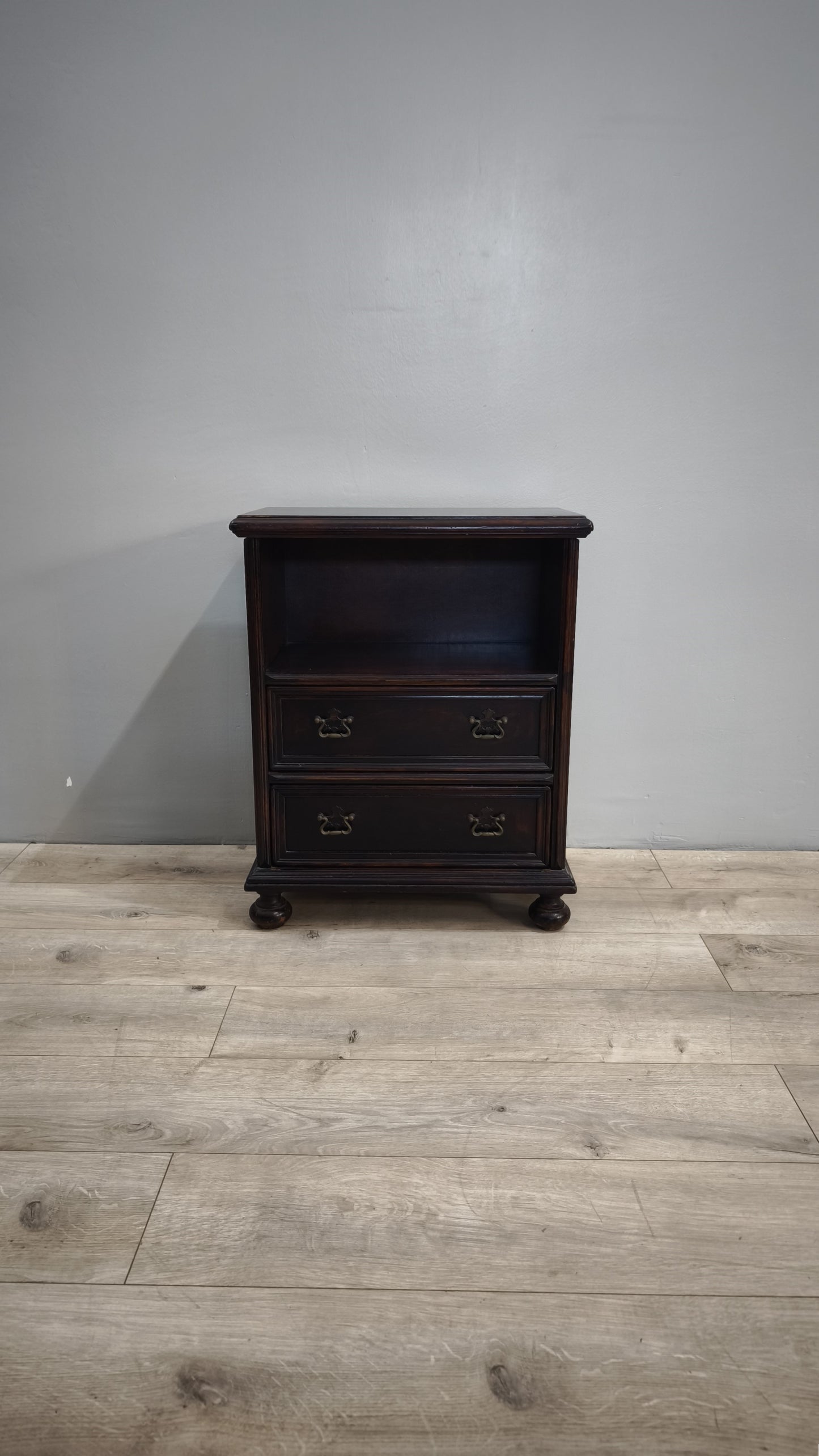 83453 Coppia di comodini in legno con due cassetti