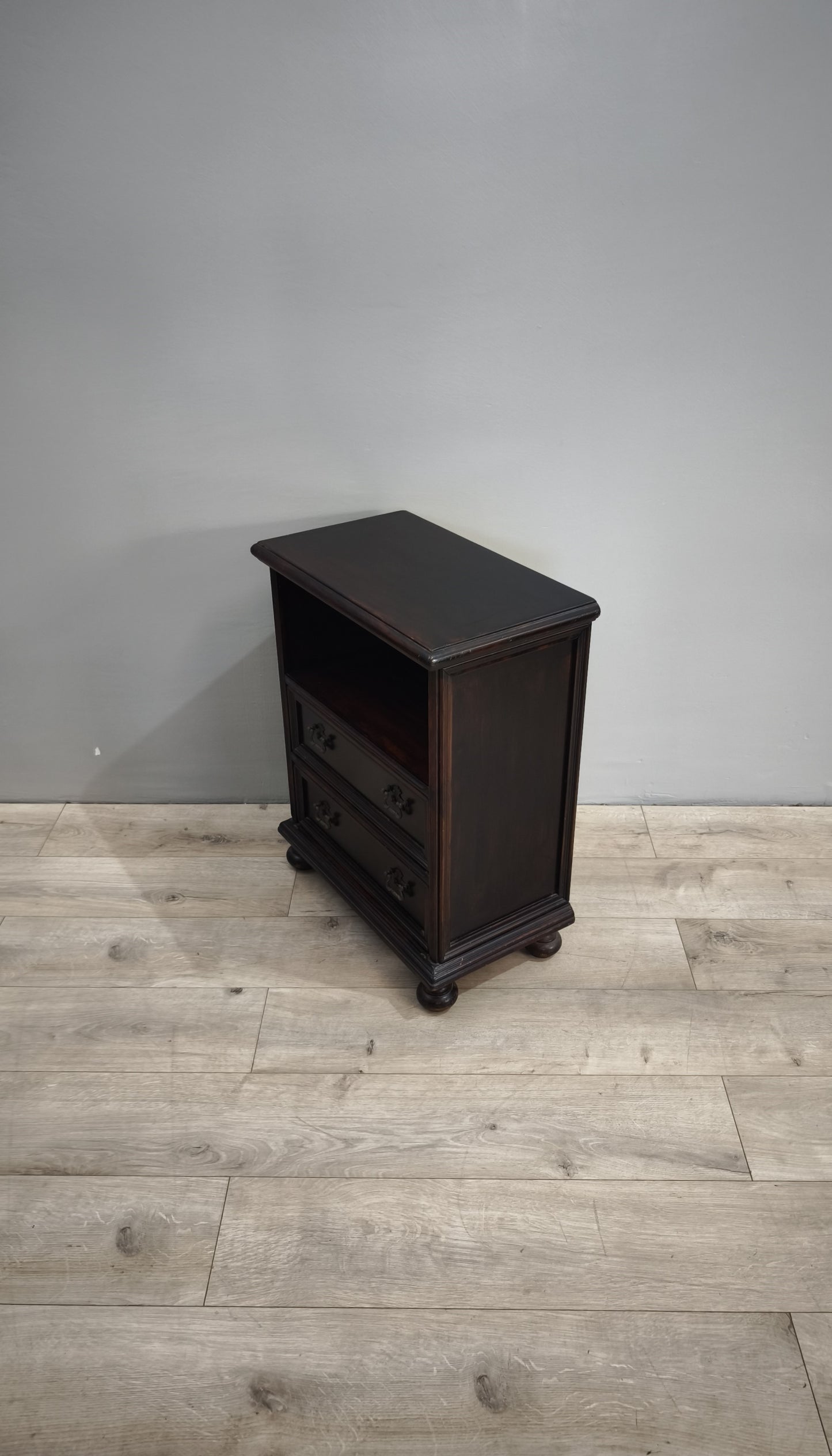 83453 Coppia di comodini in legno con due cassetti