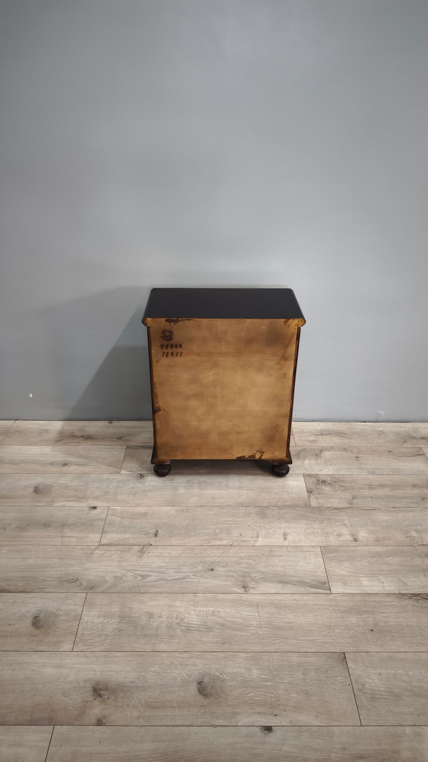 83453 Coppia di comodini in legno con due cassetti