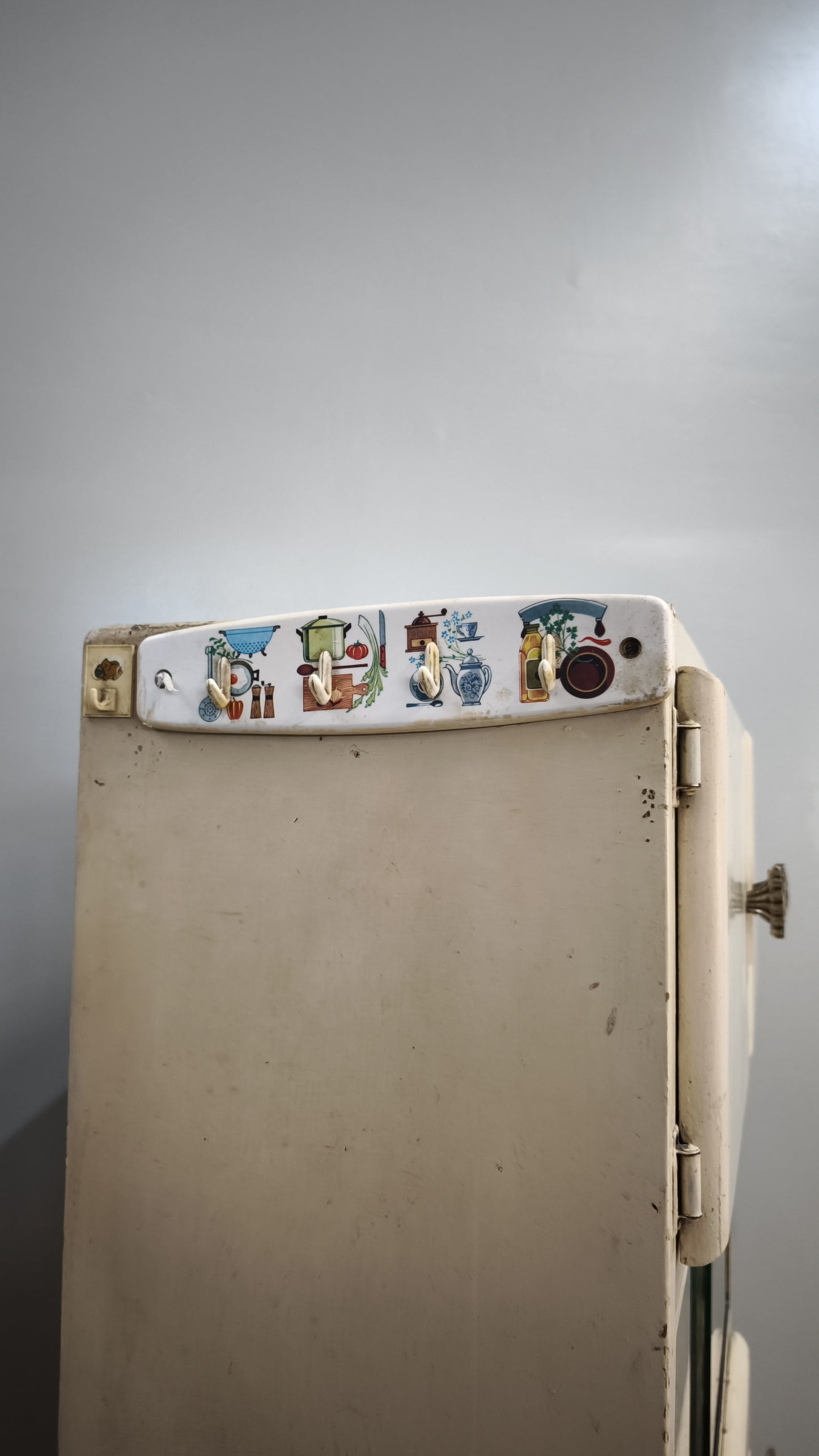 83270 Credenza due sportelli anni '50 color panna