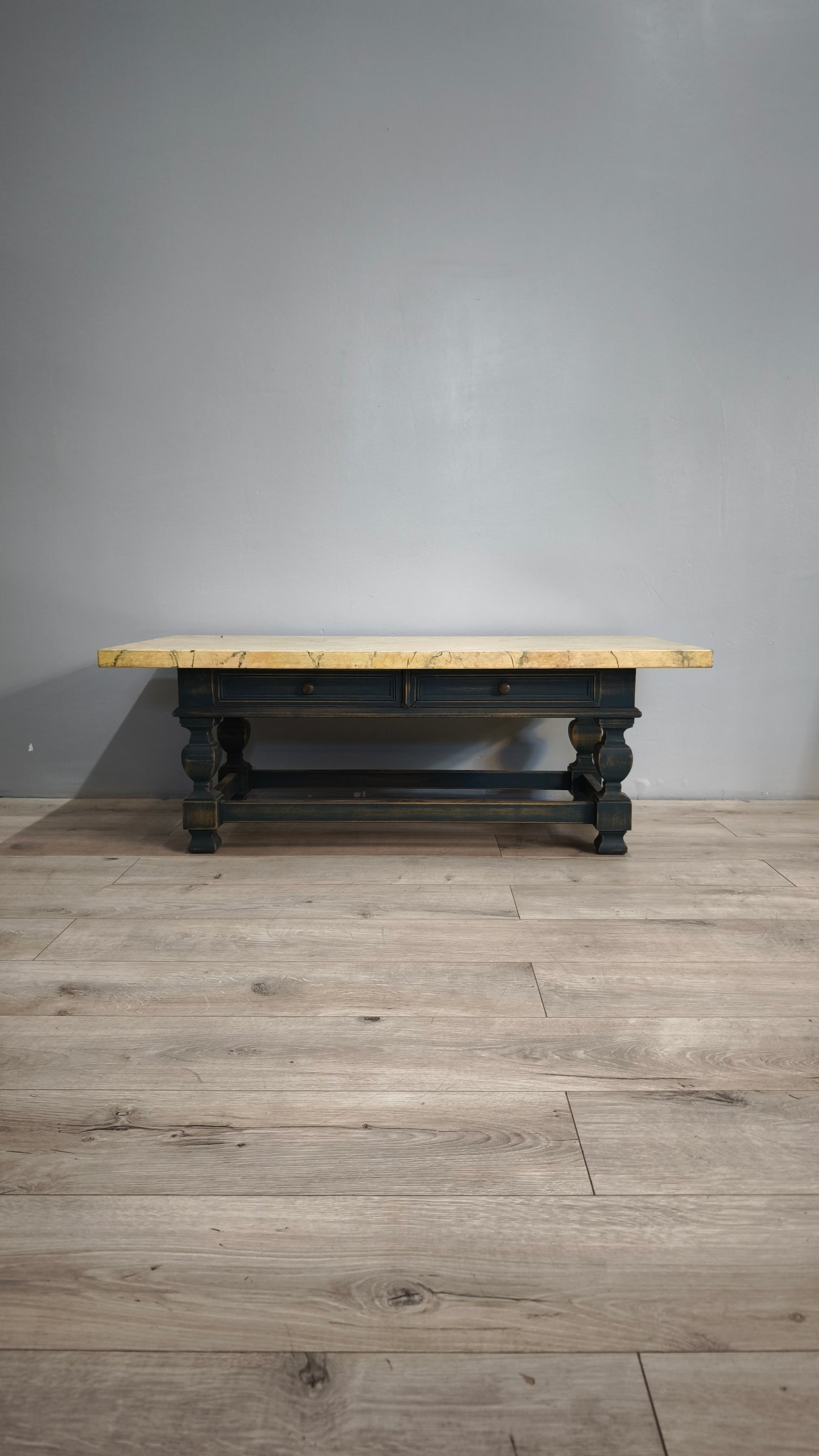 83310 Tavolo da salotto con base in legno e piano in finto marmo