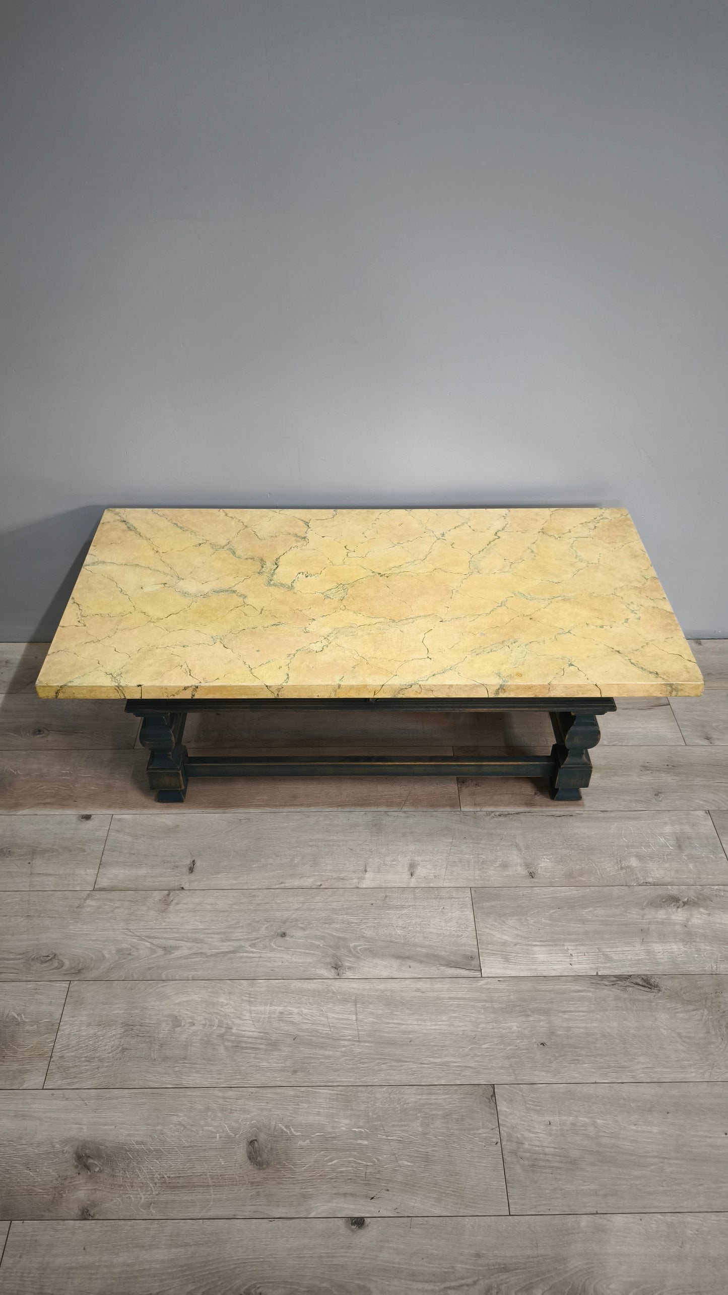 83310 Tavolo da salotto con base in legno e piano in finto marmo