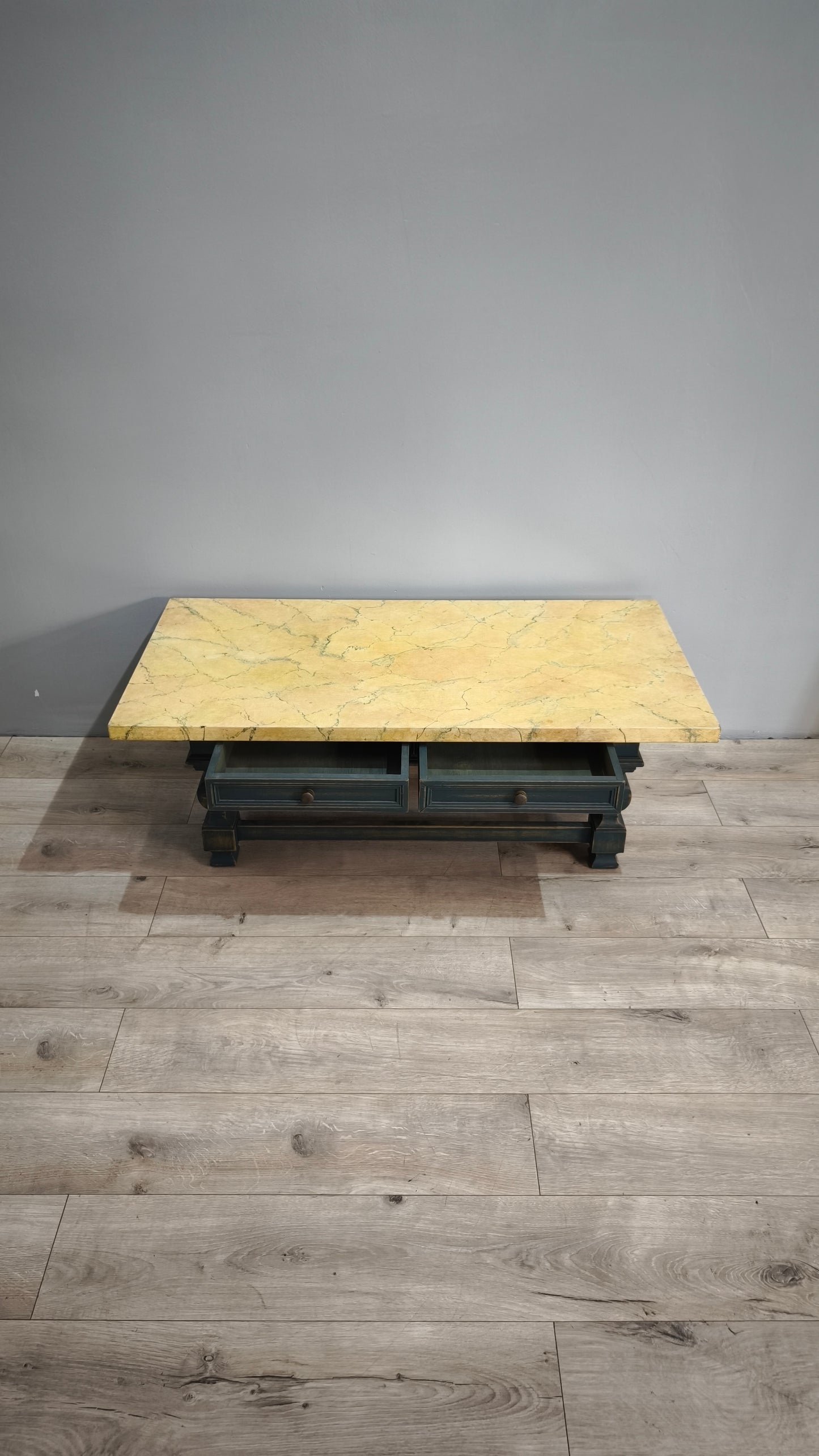 83310 Tavolo da salotto con base in legno e piano in finto marmo