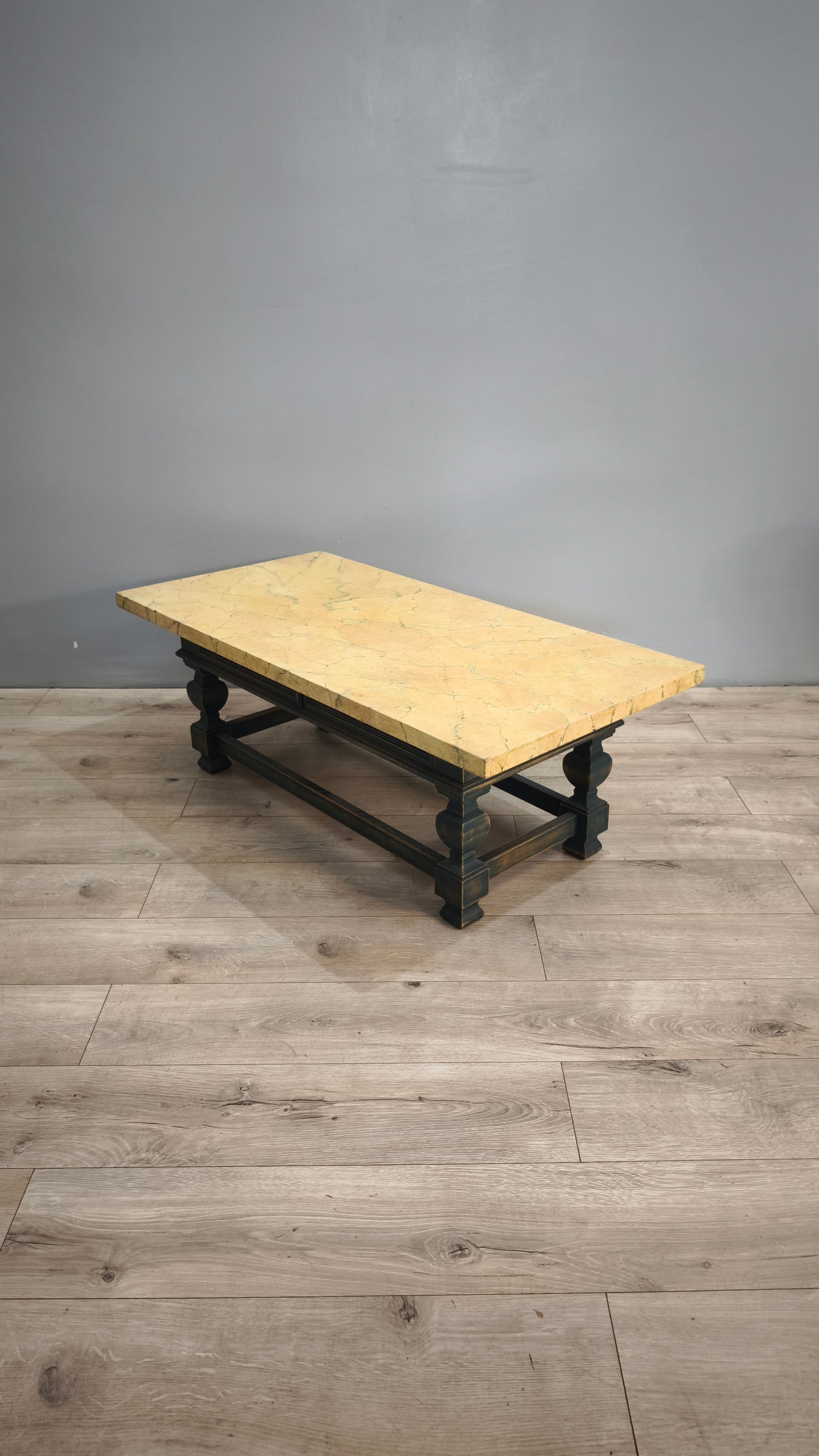 83310 Tavolo da salotto con base in legno e piano in finto marmo
