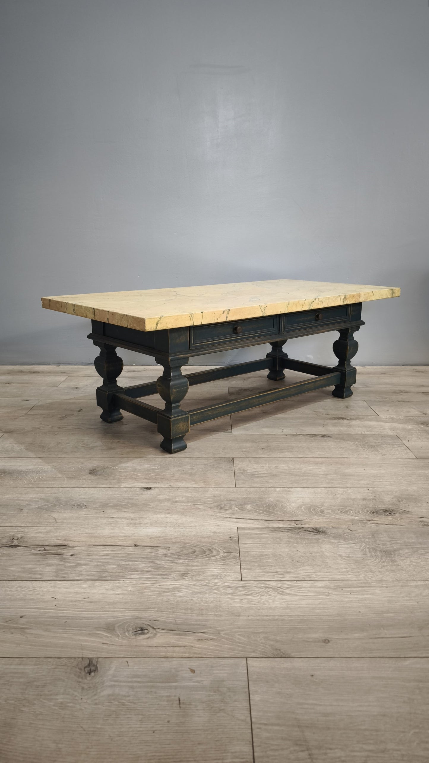 83310 Tavolo da salotto con base in legno e piano in finto marmo