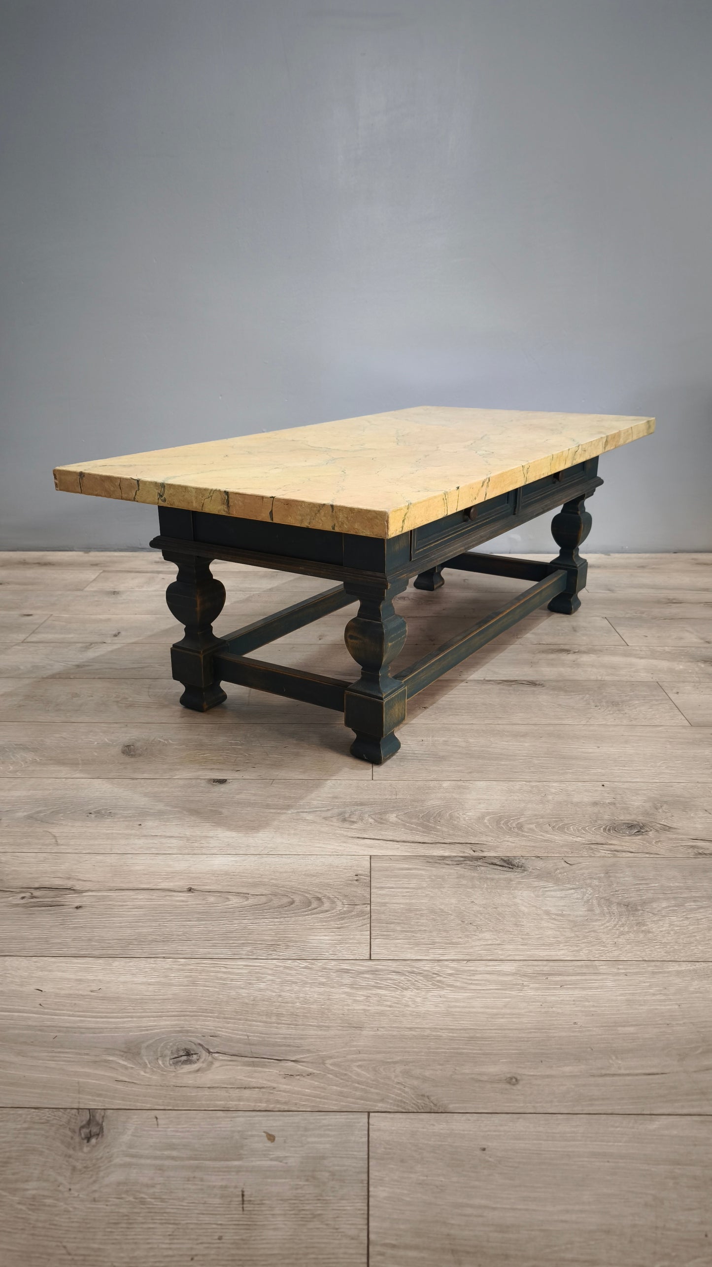 83310 Tavolo da salotto con base in legno e piano in finto marmo