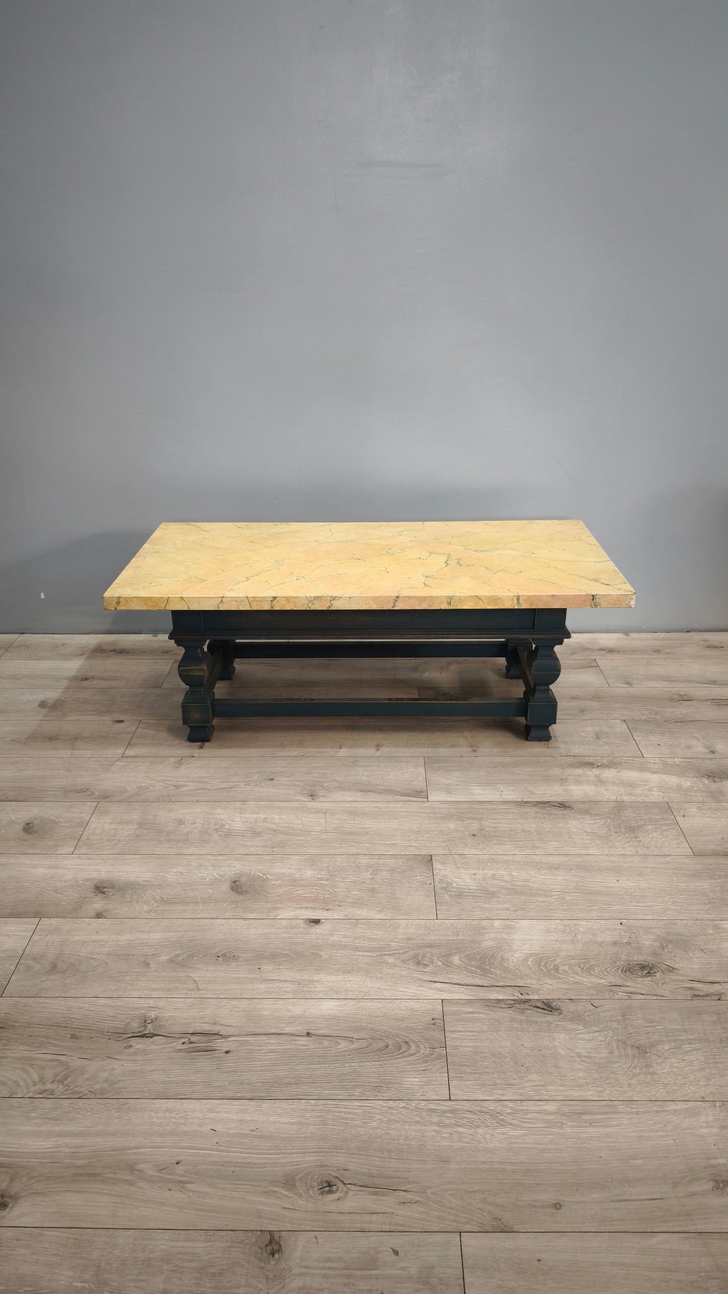 83310 Tavolo da salotto con base in legno e piano in finto marmo