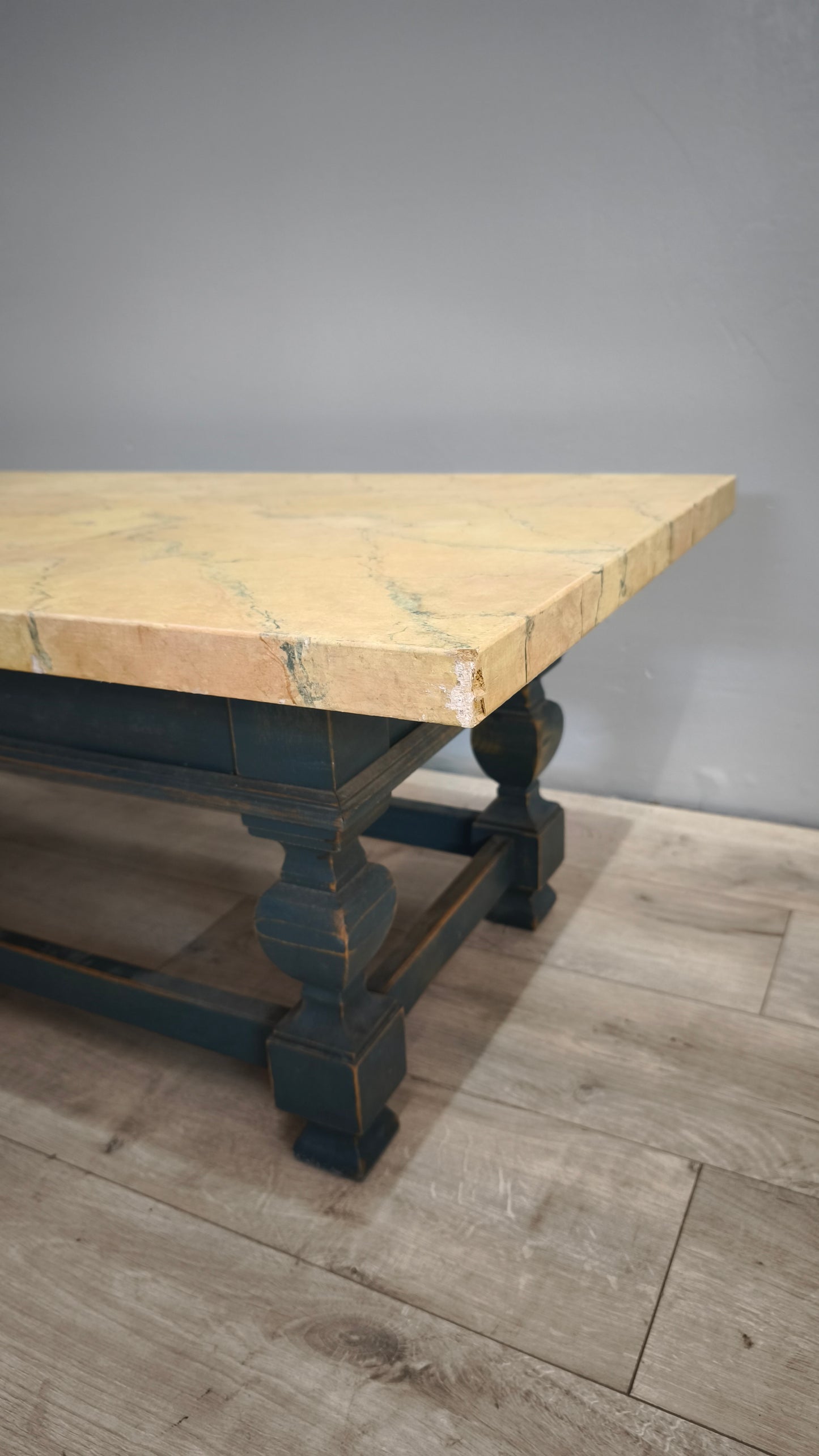 83310 Tavolo da salotto con base in legno e piano in finto marmo