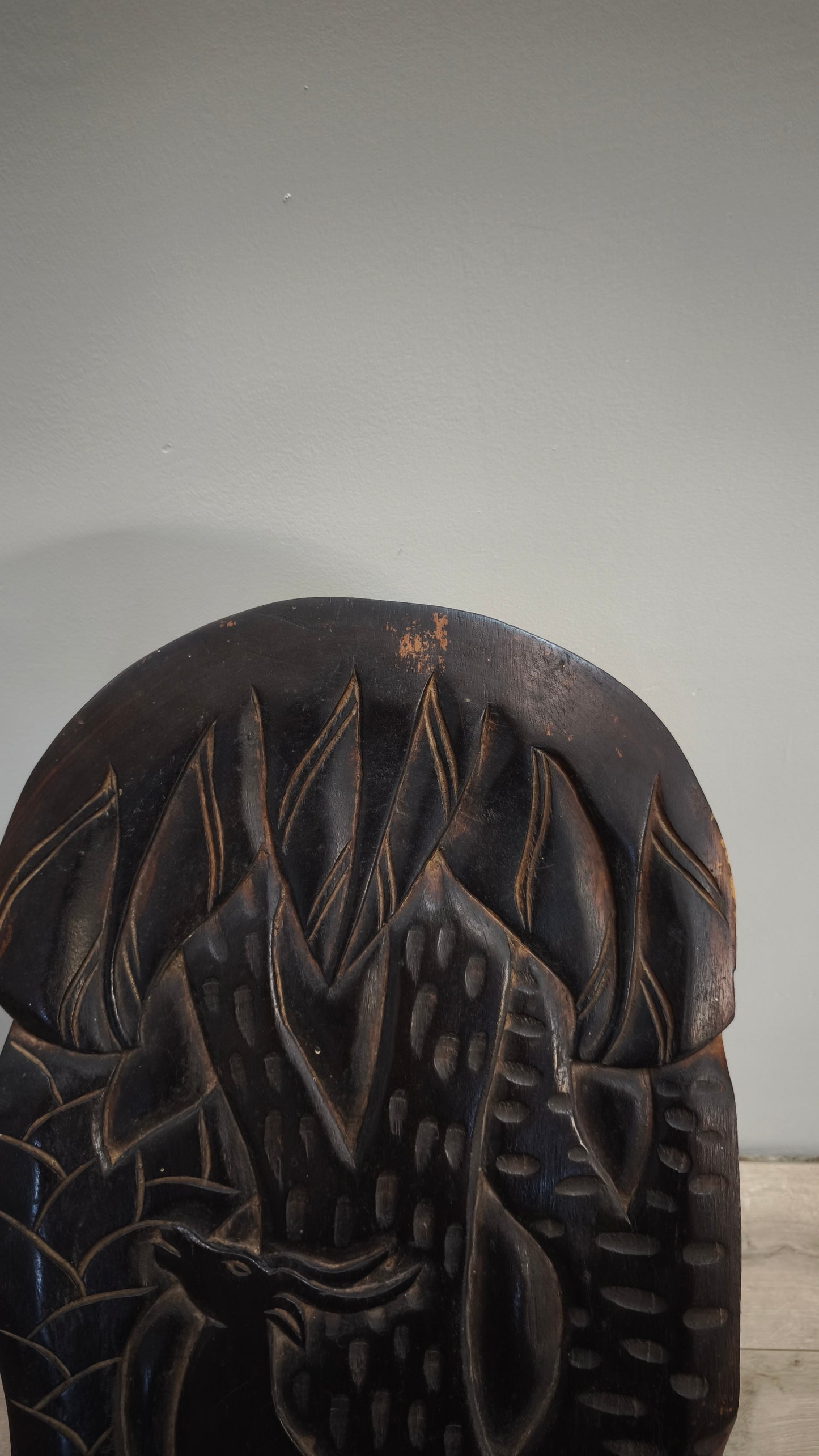 82937 Sedia etnica in legno intagliato (decorazione cervo)