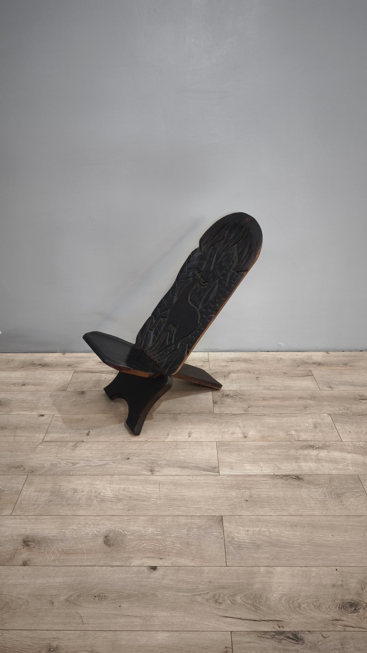 82937 Sedia etnica in legno intagliato (decorazione cervo)