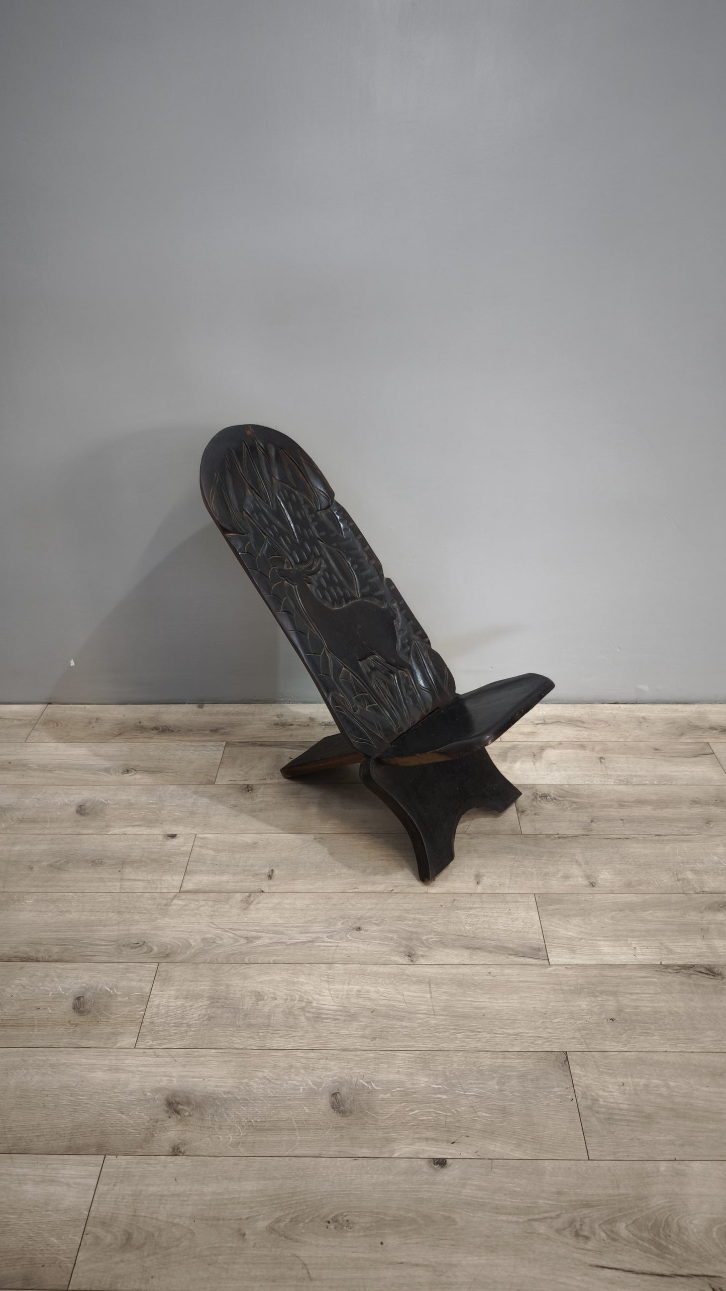 82937 Sedia etnica in legno intagliato (decorazione cervo)