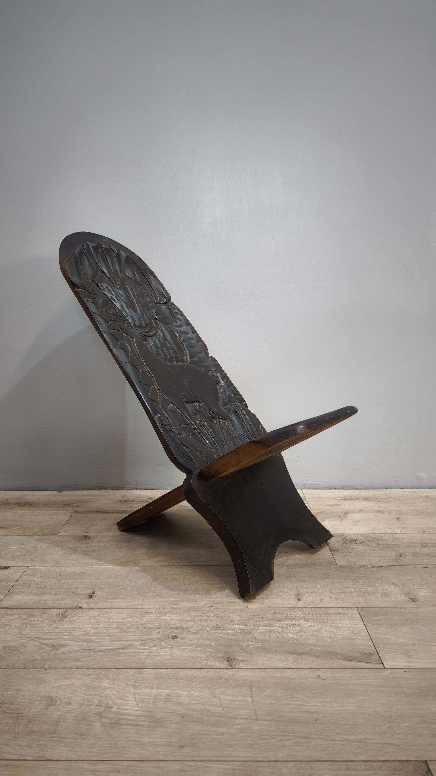 82937 Sedia etnica in legno intagliato (decorazione cervo)