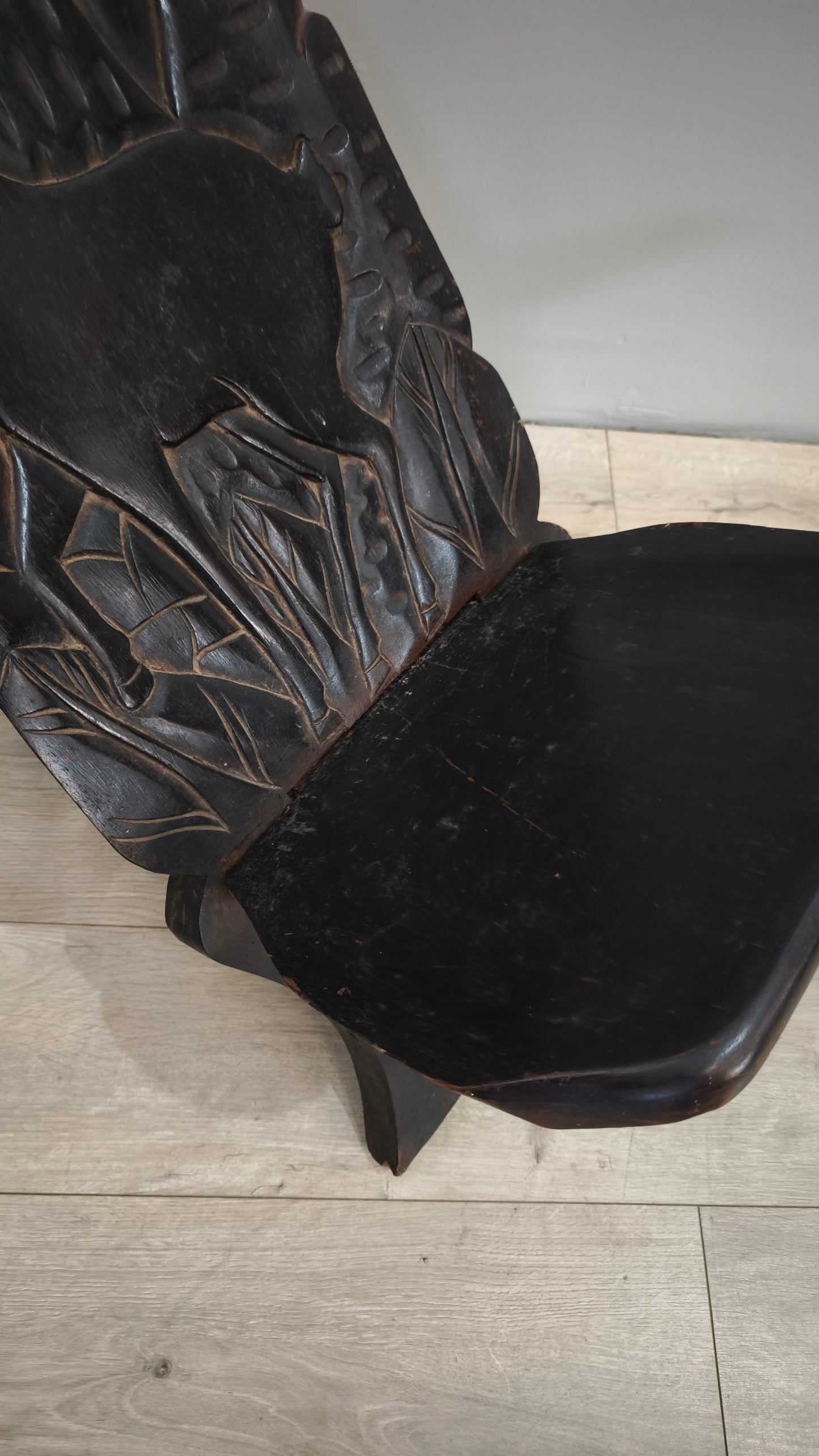 82937 Sedia etnica in legno intagliato (decorazione cervo)
