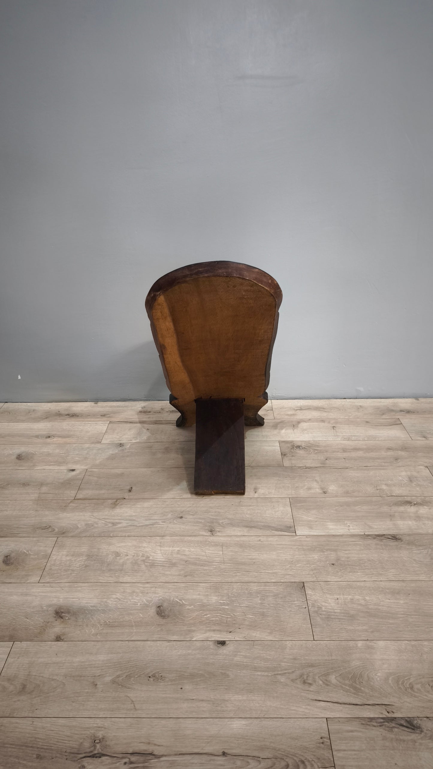 82937 Sedia etnica in legno intagliato (decorazione cervo)
