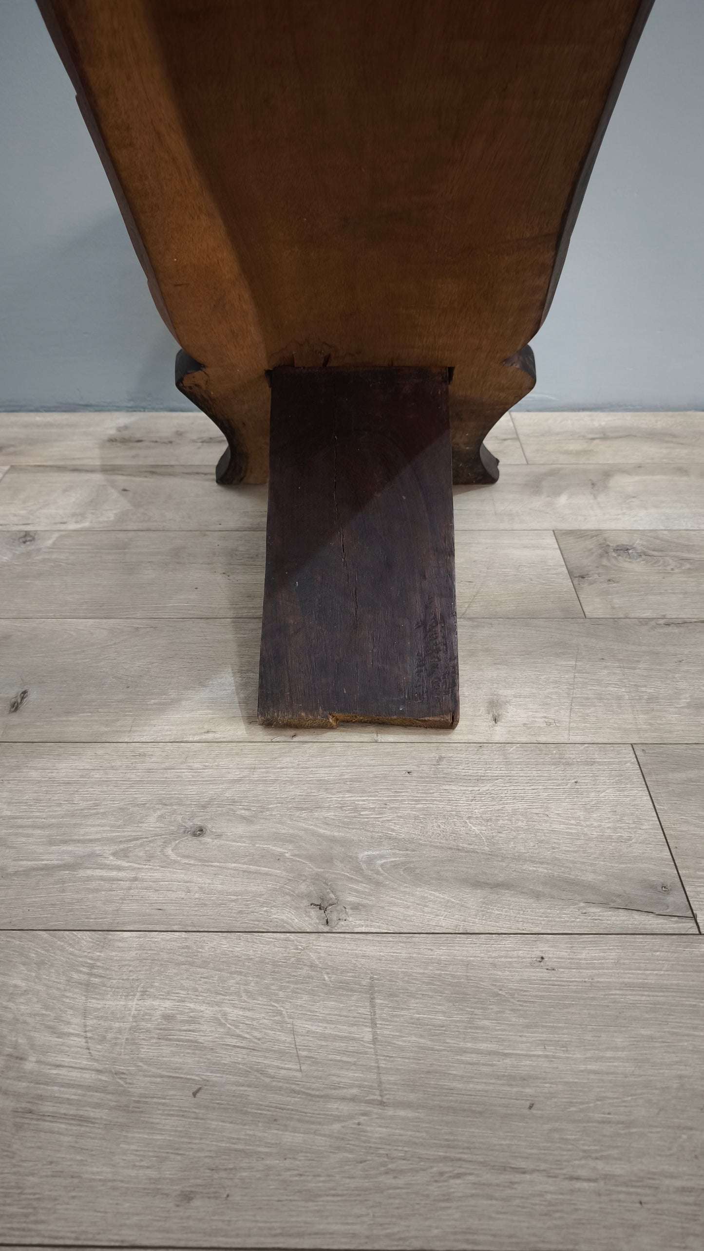 82937 Sedia etnica in legno intagliato (decorazione cervo)