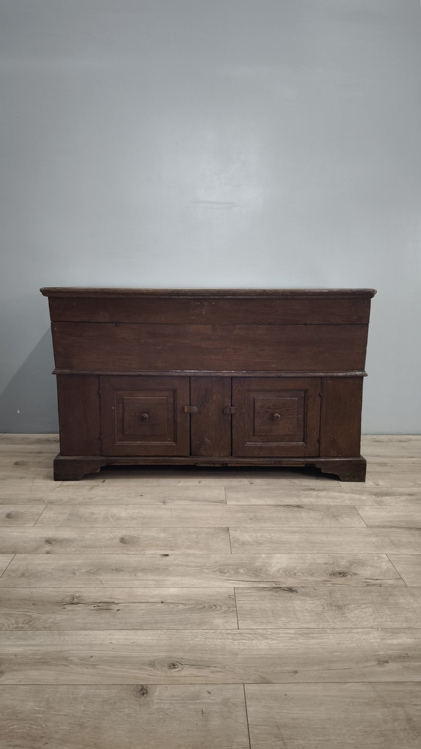 83675 Madia in legno massello con due sportelli