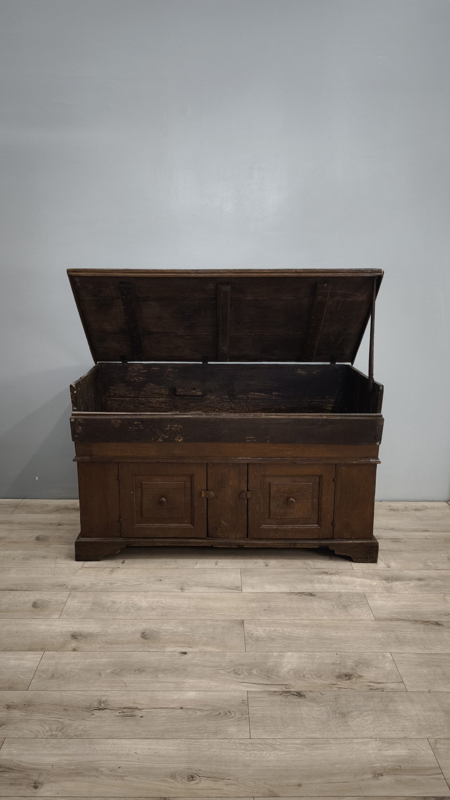 83675 Madia in legno massello con due sportelli
