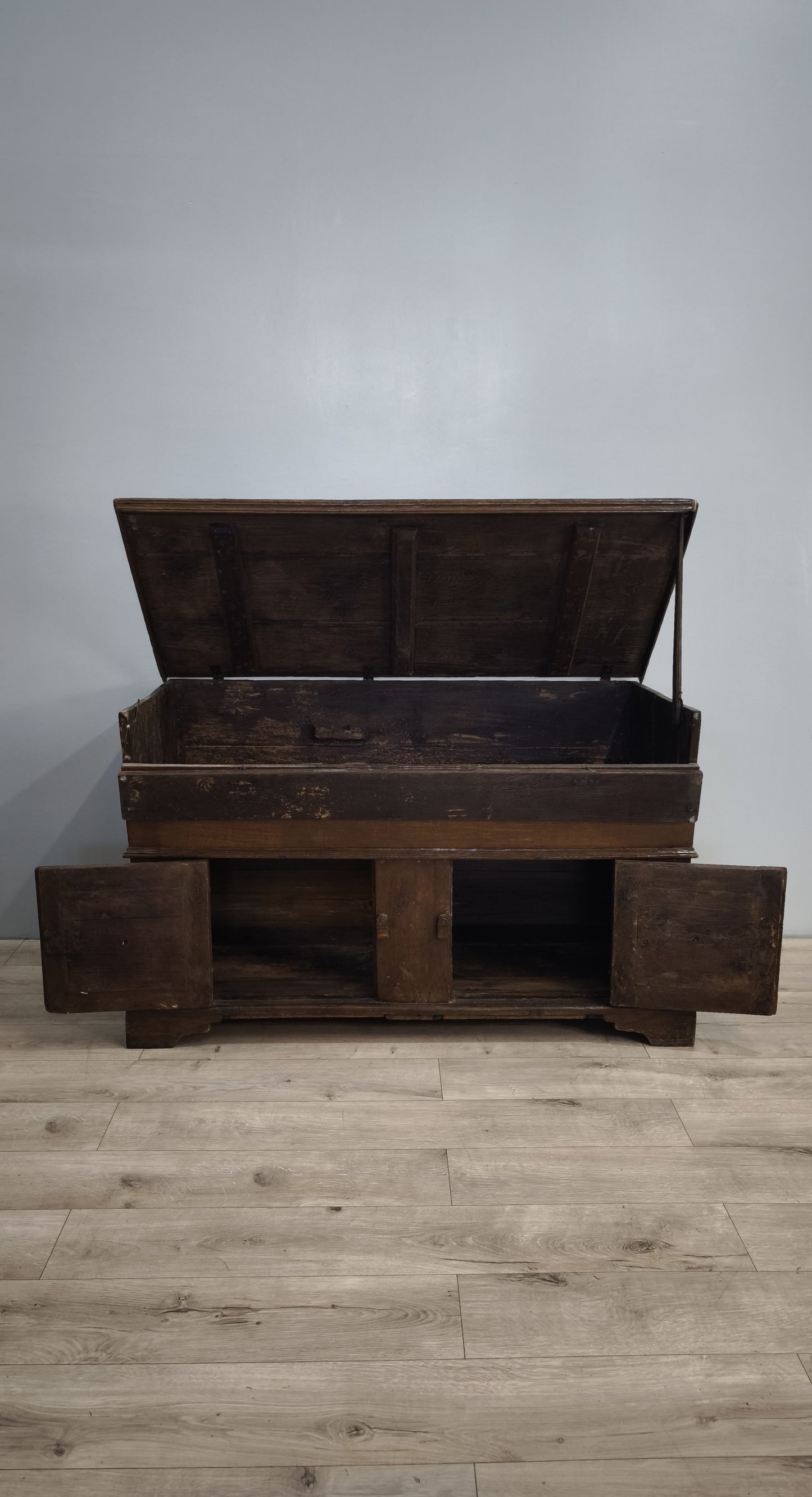 83675 Madia in legno massello con due sportelli